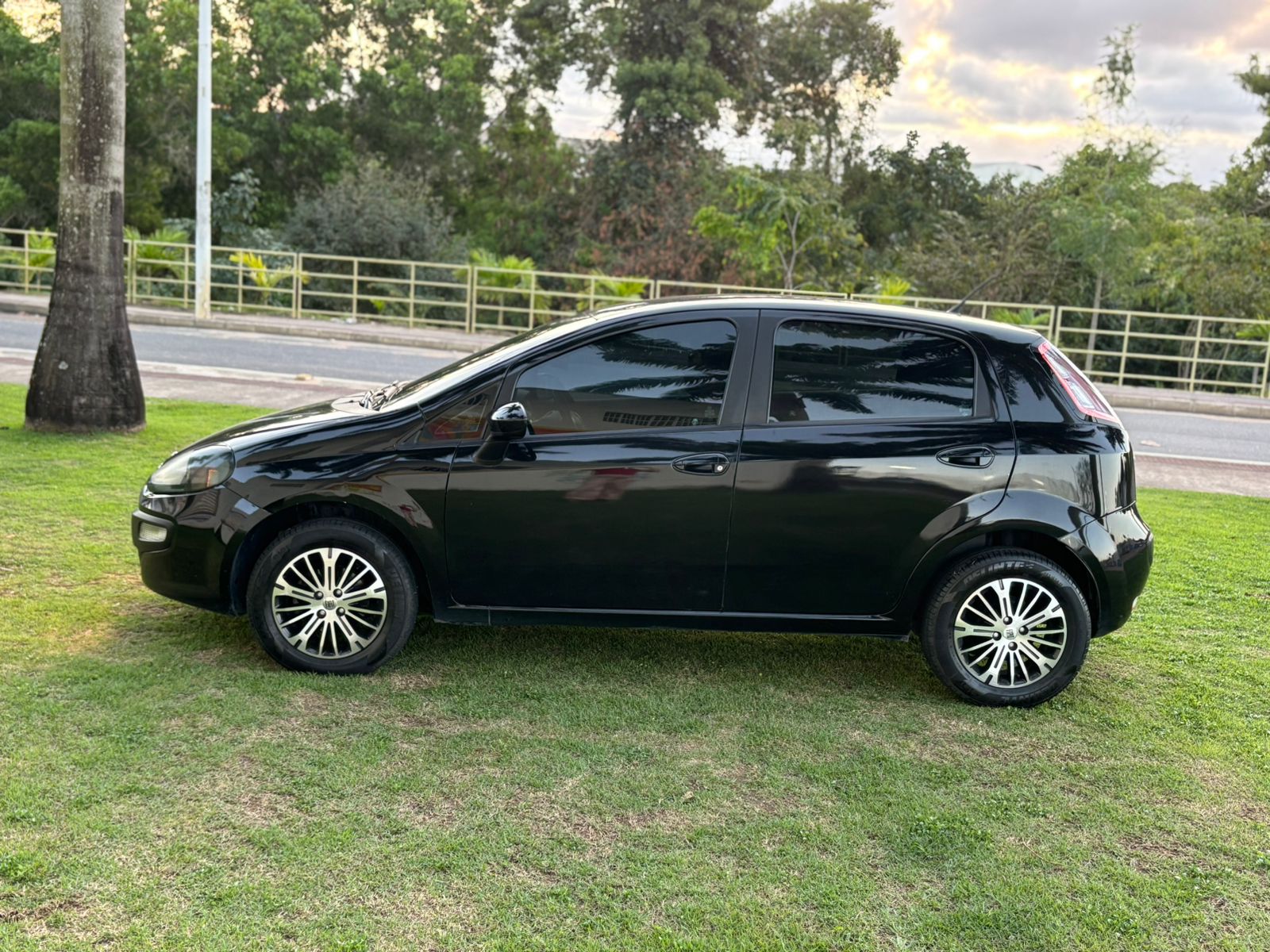 FIAT PUNTO ATTRACTIVE 1.4 2014-15 - PRETO