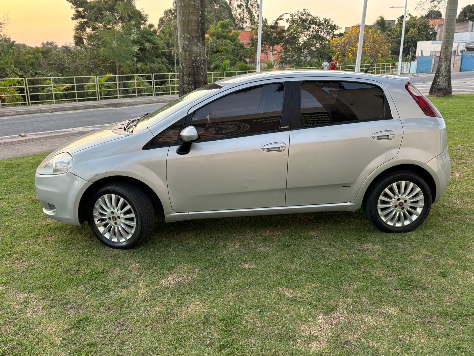 FIAT PUNTO LX 1.4 2010 - PRATA