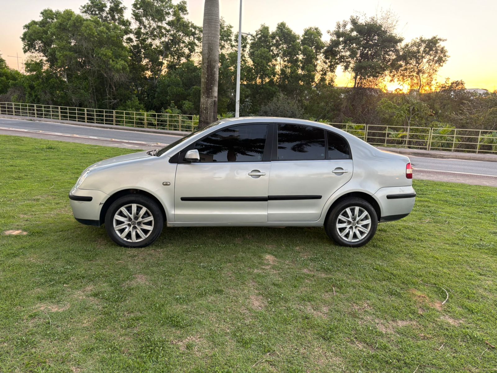 VOLKSWAGEN POLO 1.6 2005/2006 - PRATA