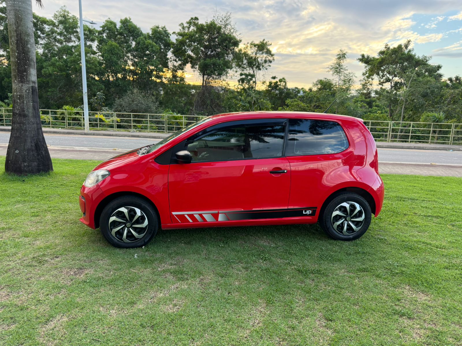 UP TAKE 2015 (2 PORTAS) - VERMELHO