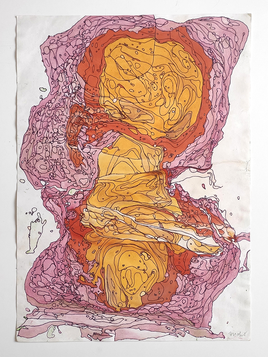 Abstrakte Zeichnung auf in Rot- und Orangetönen marmoriertem Papier 