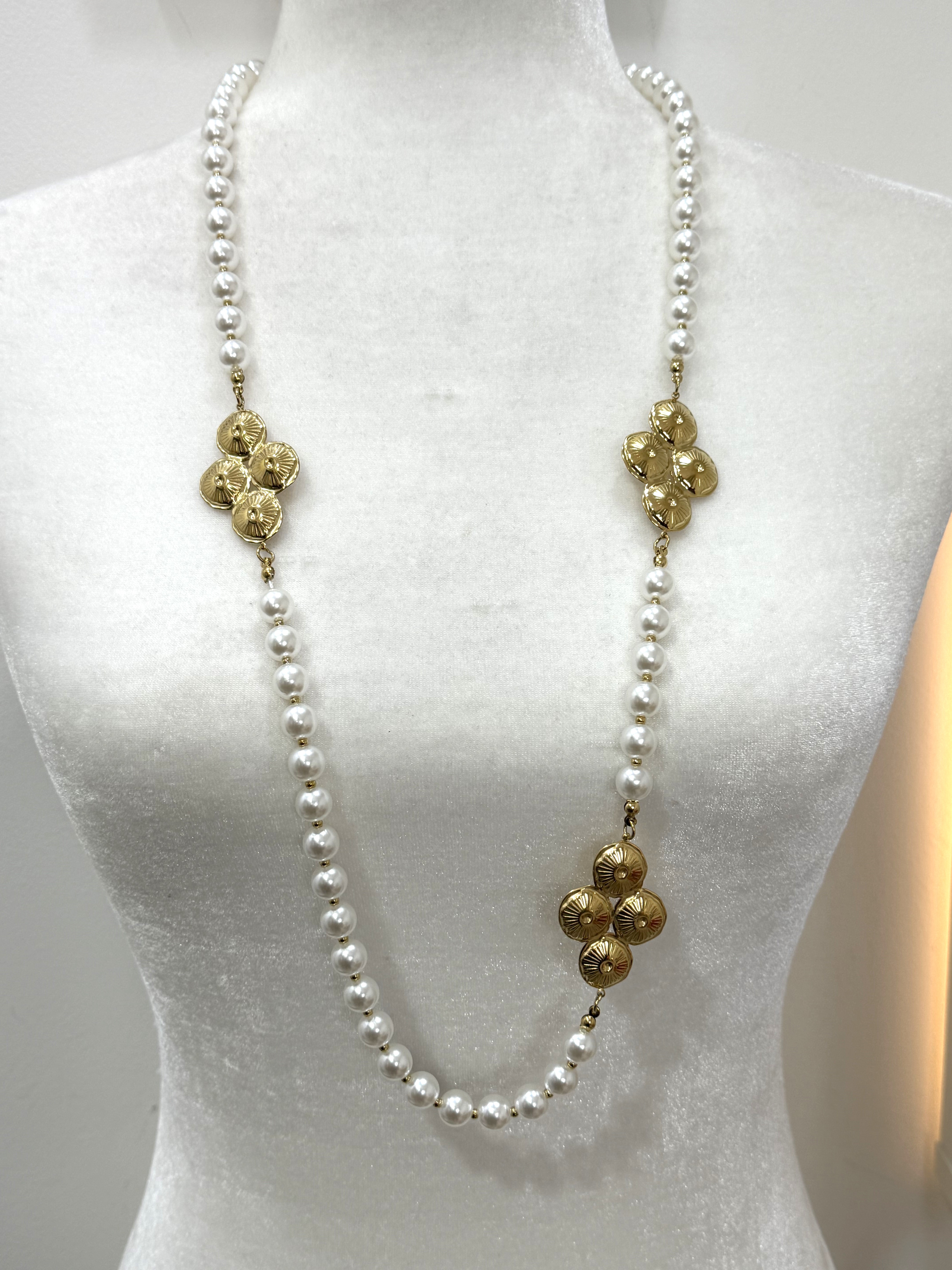 Collar perlas flor dorada