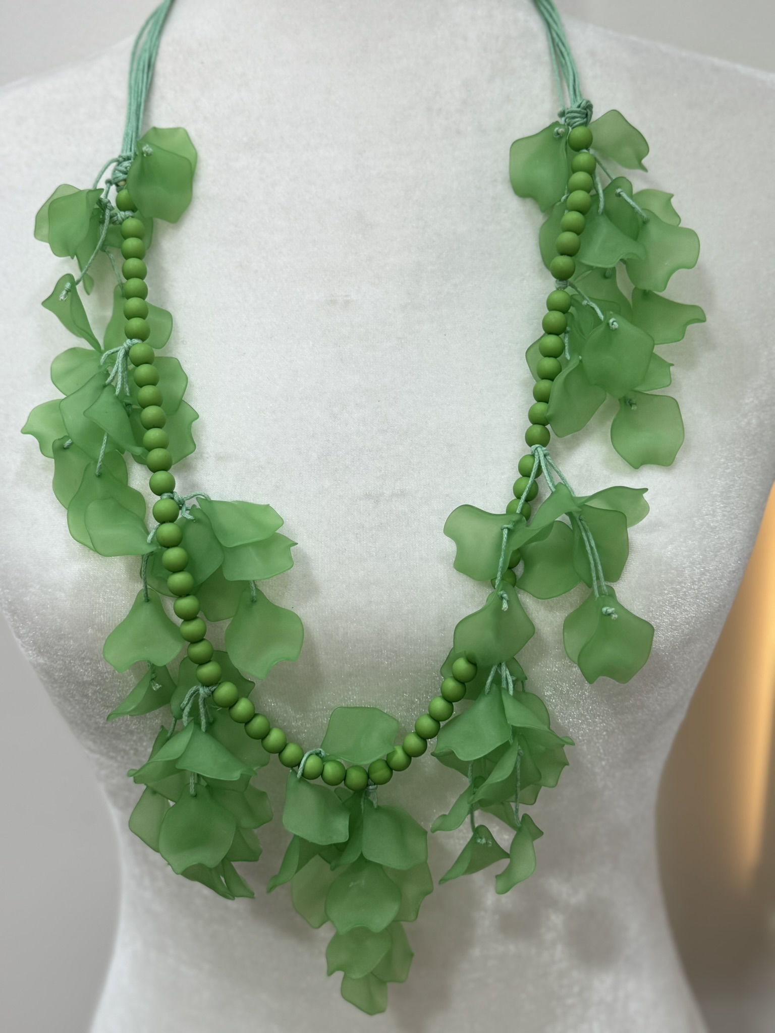 Collar flores verdes