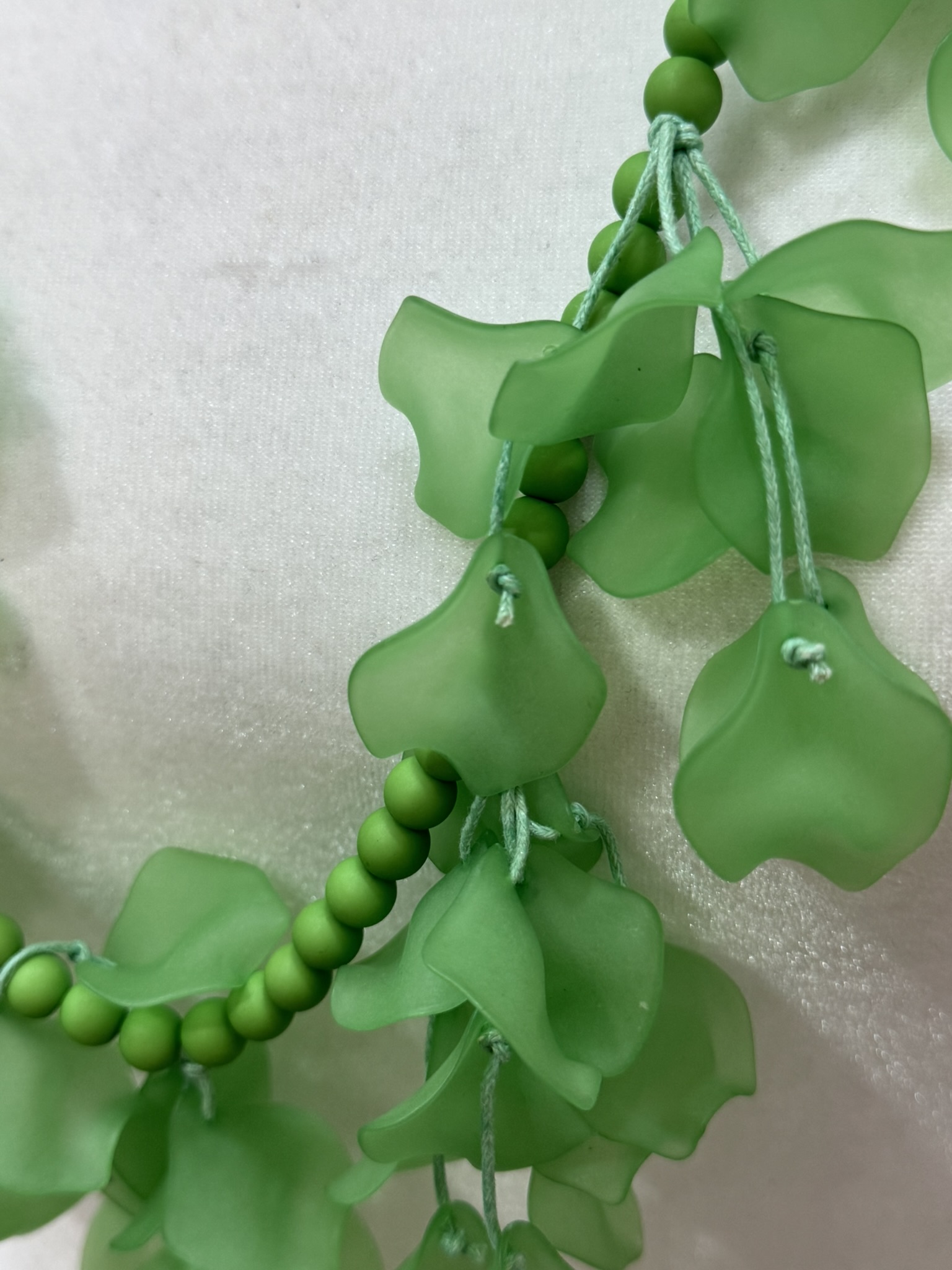 Collar flores verdes