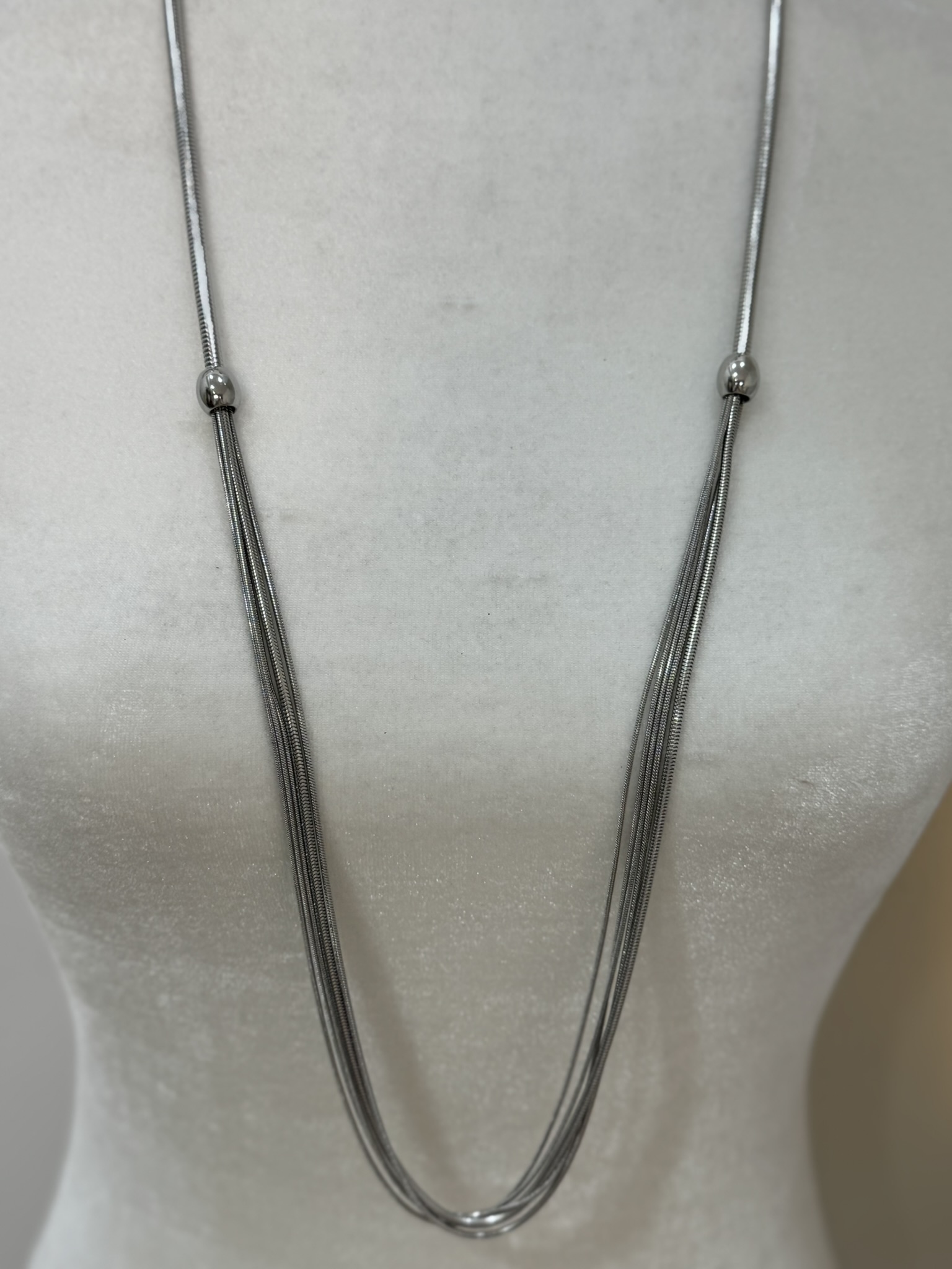 Collar metálico largo