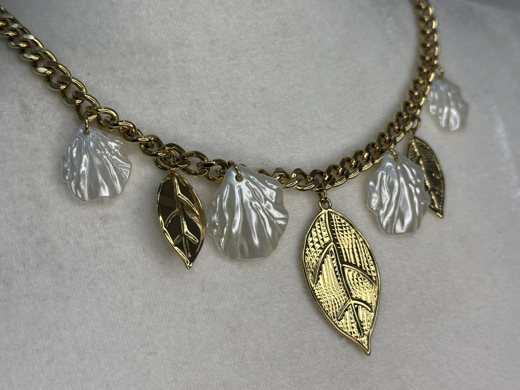 Collar hojas doradas y hojas perladas