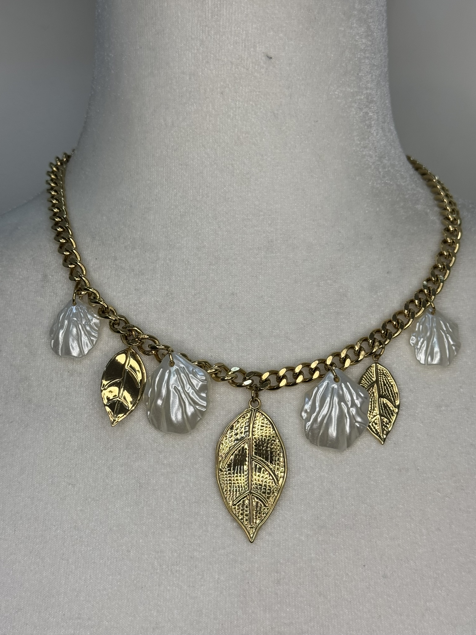 Collar hojas doradas y hojas perladas