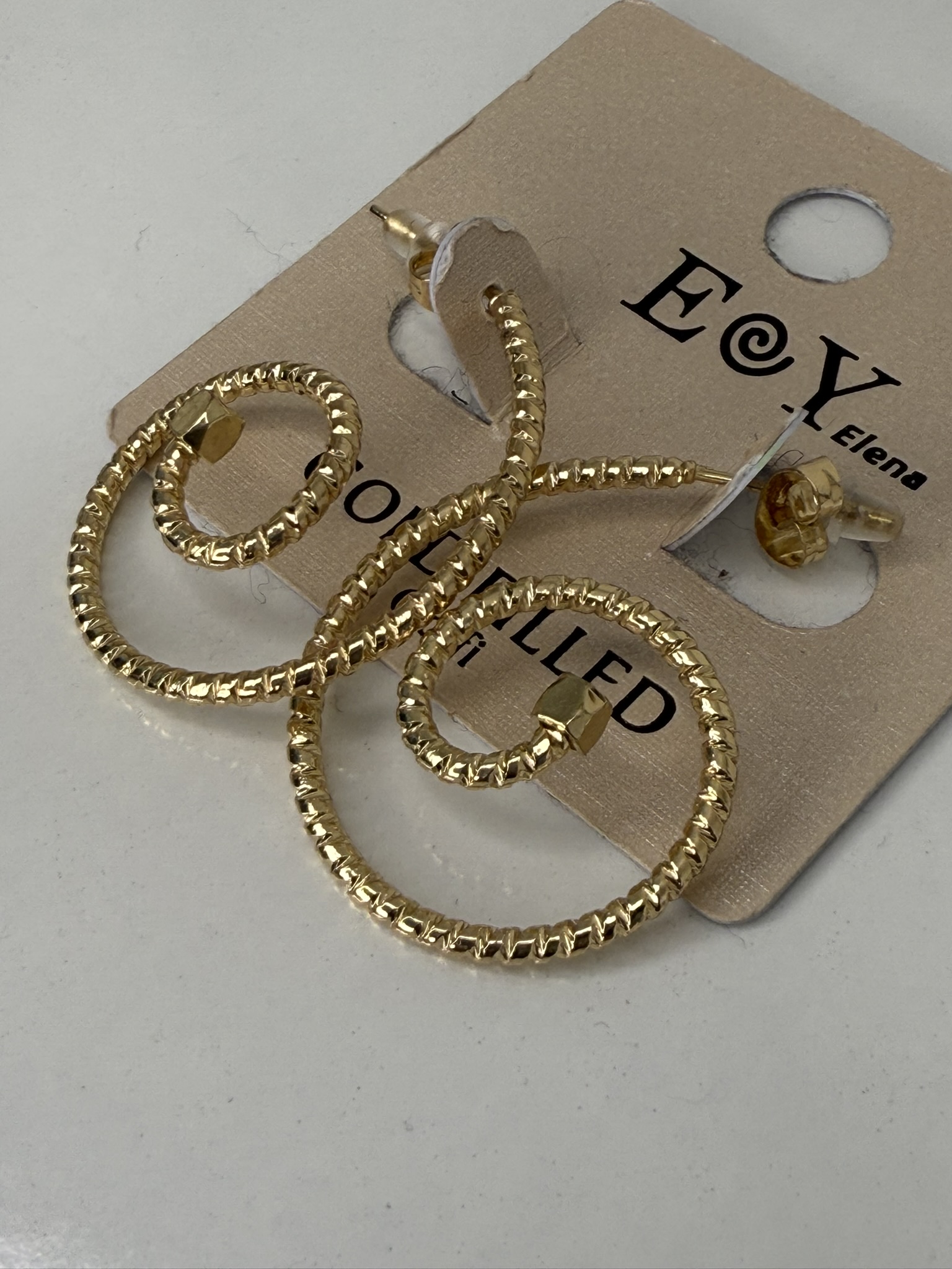 Pendiente espiral dorado