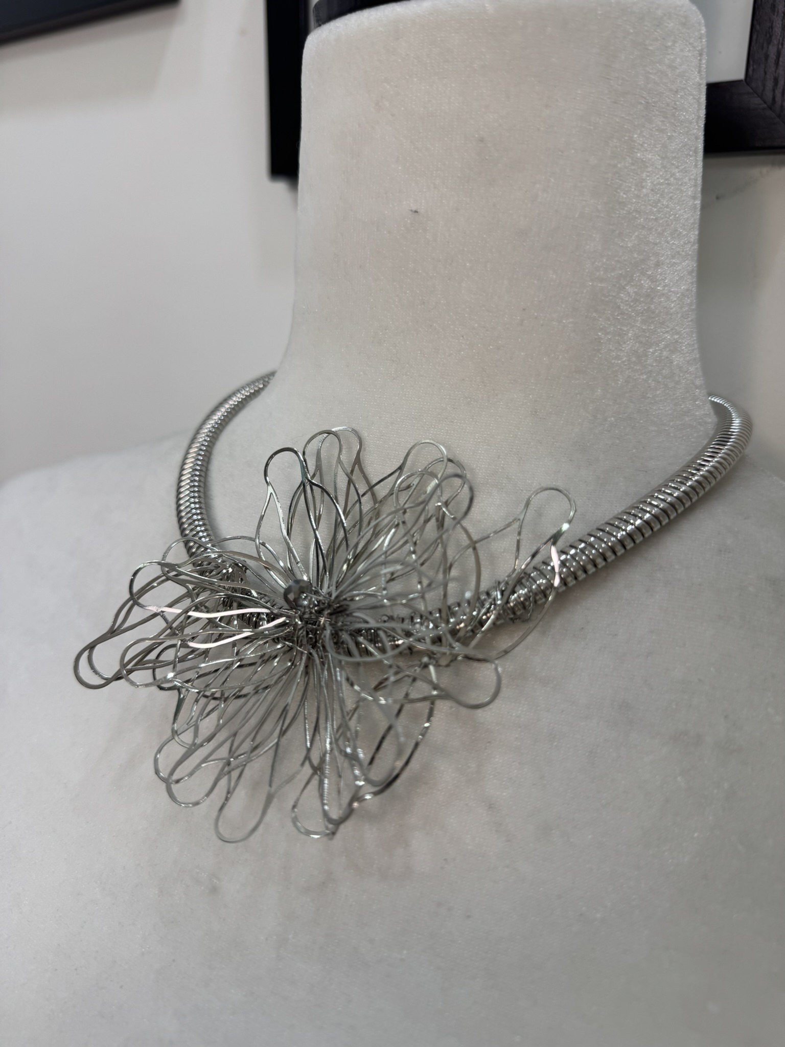 Collar flor alambre.