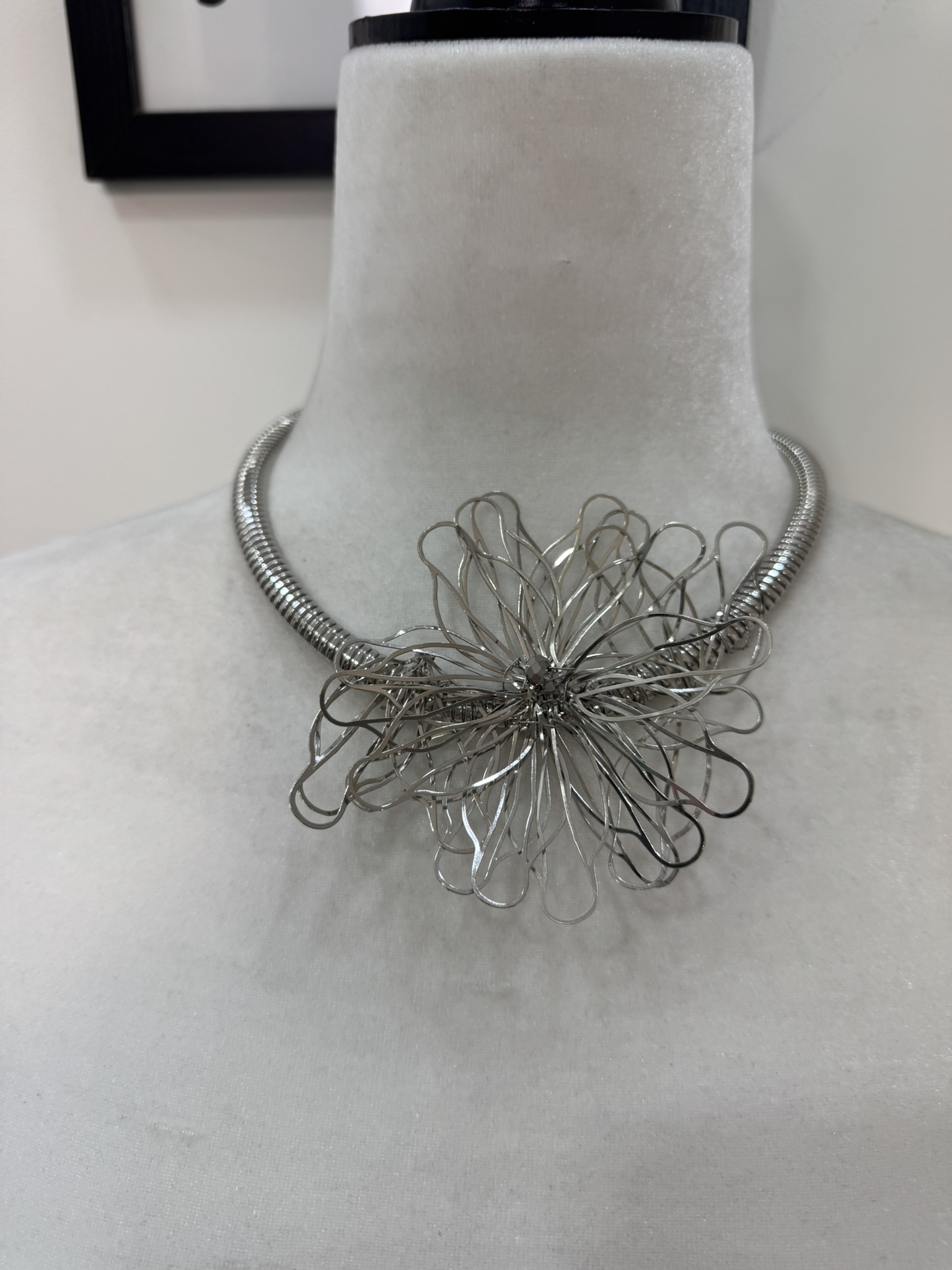 Collar flor alambre.