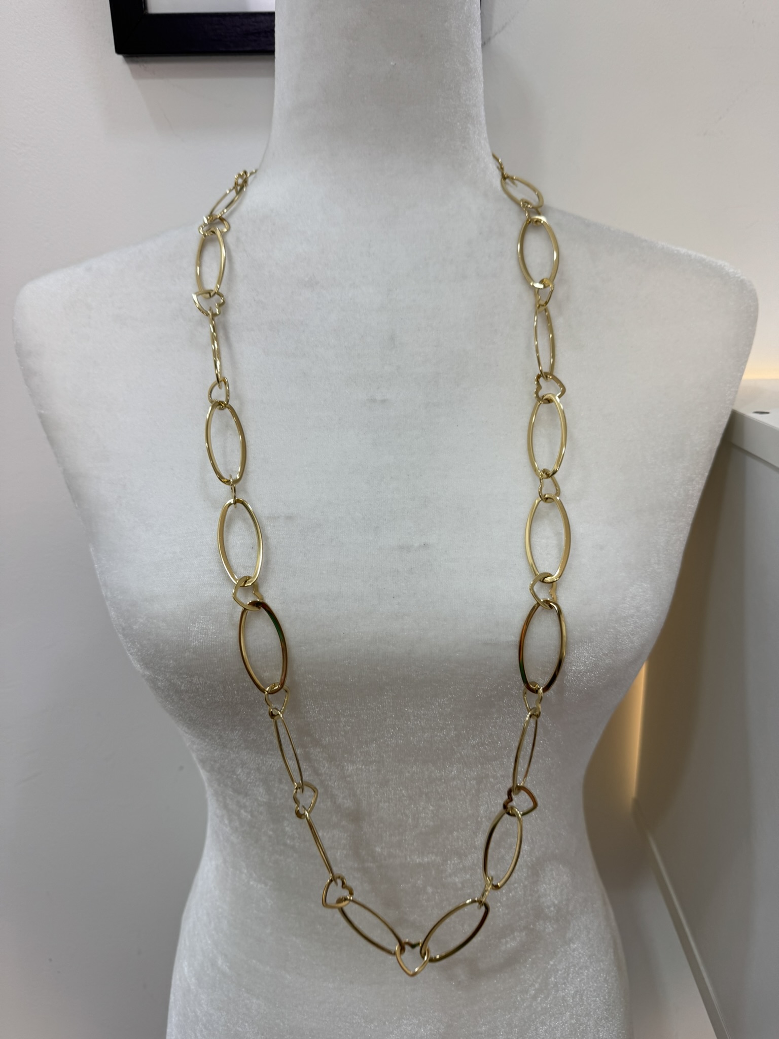 Collar eslabones dorados detalle corazones