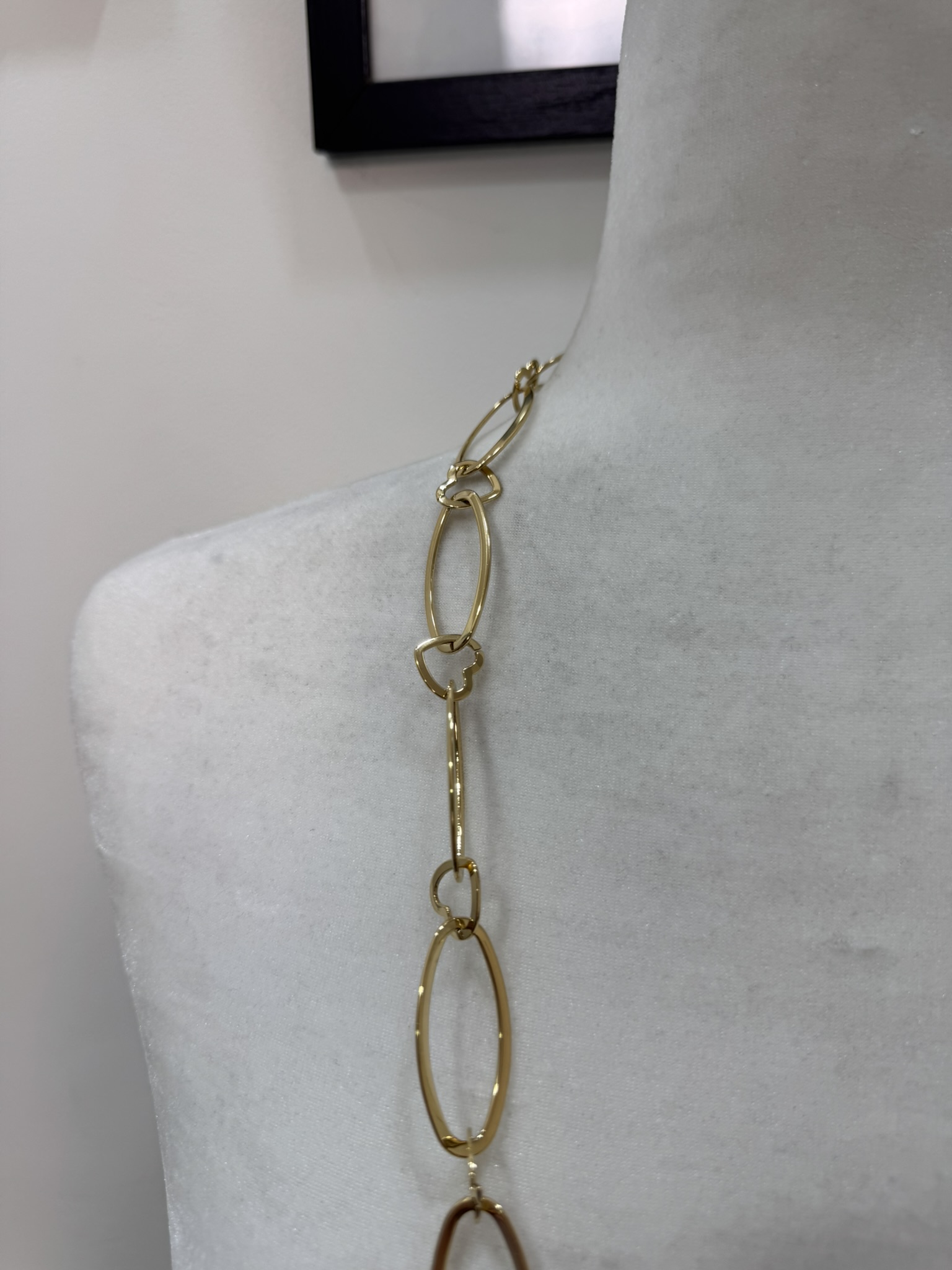 Collar eslabones dorados detalle corazones