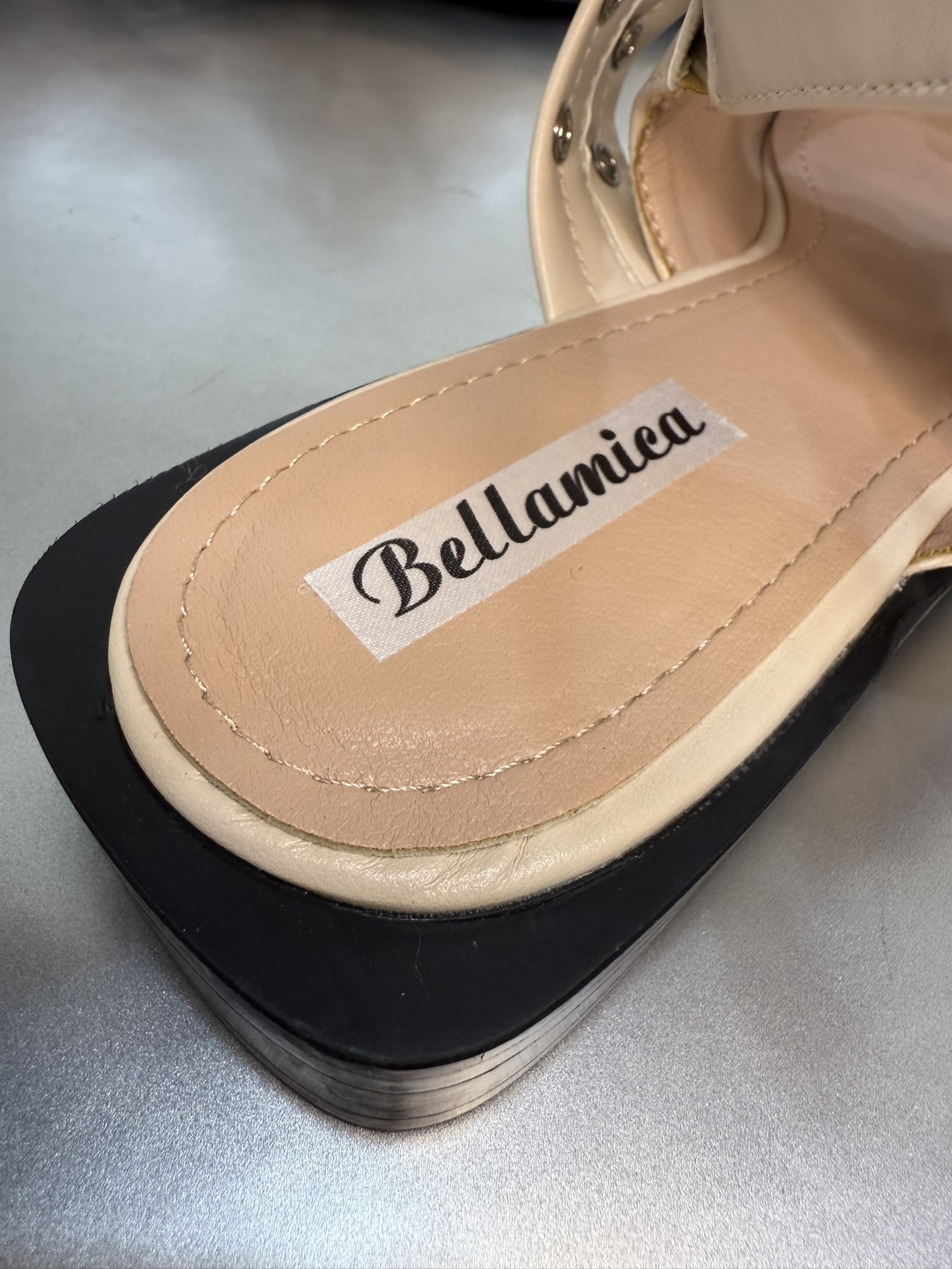 Zapato destalonado hebillas