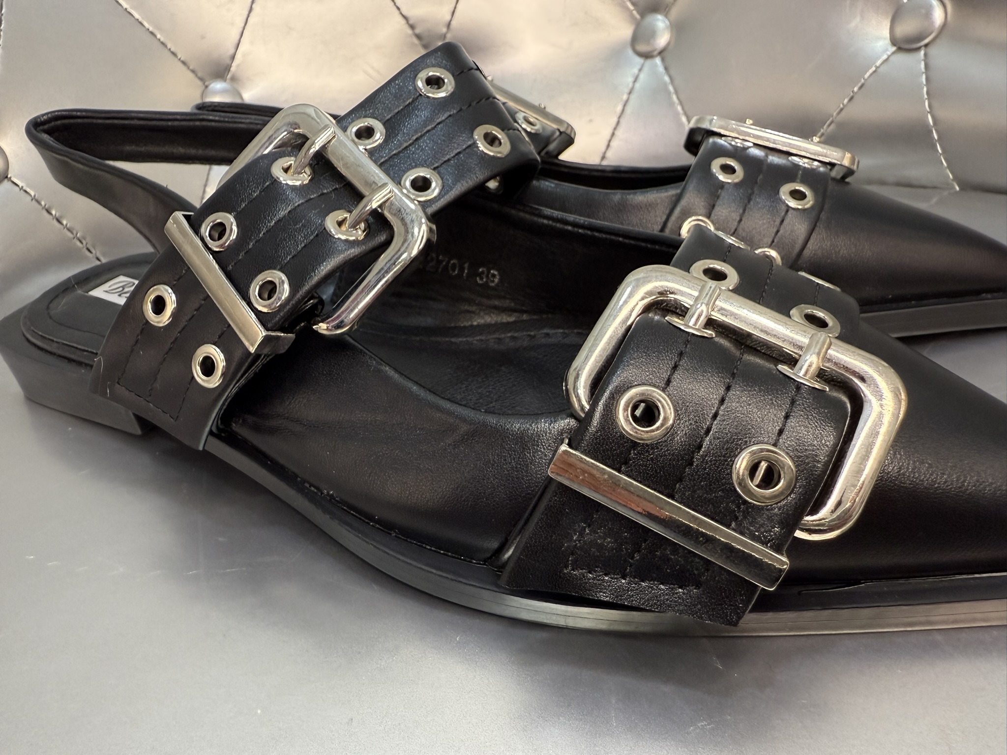 Zapato destalonado hebillas