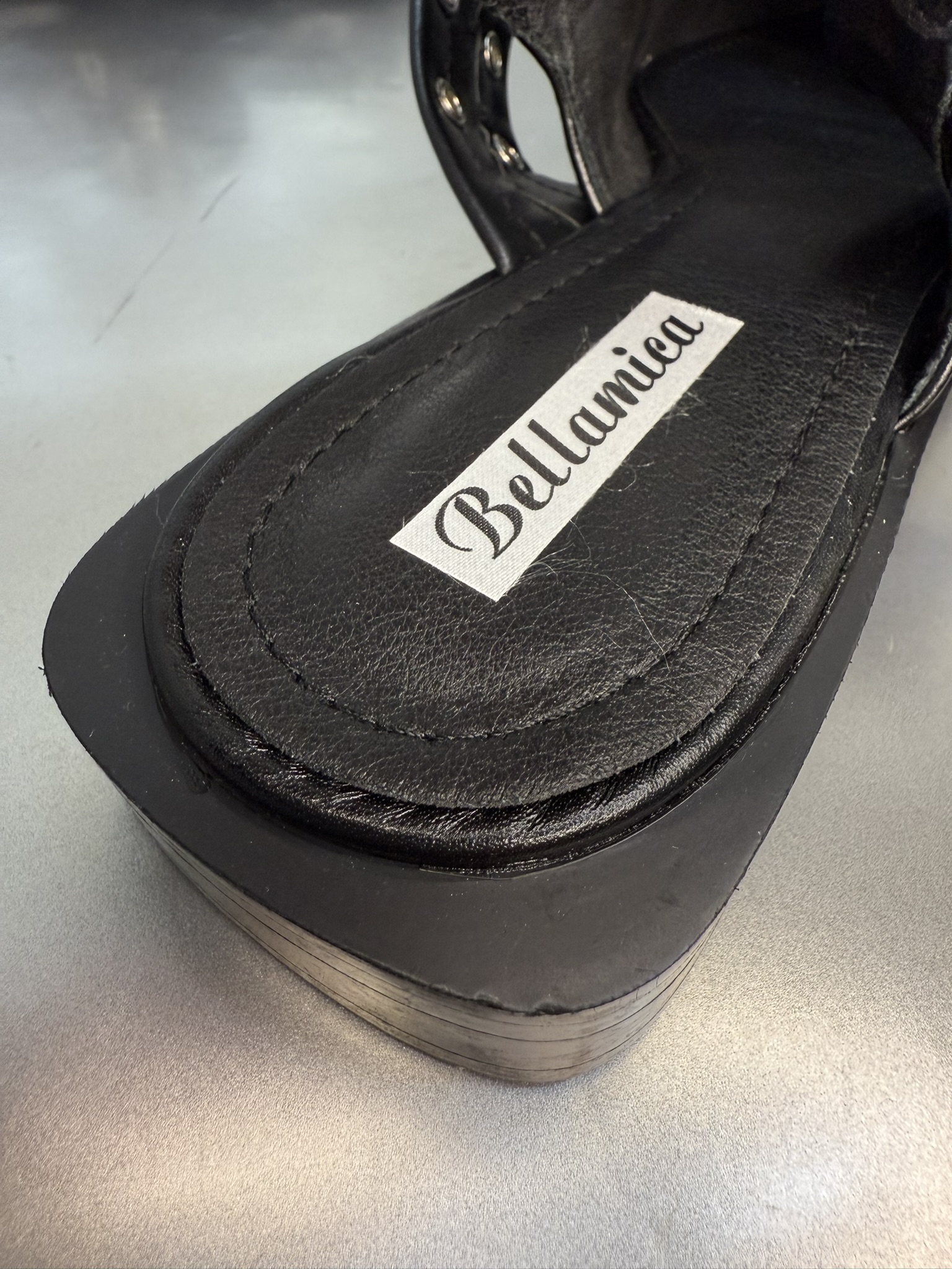 Zapato destalonado hebillas
