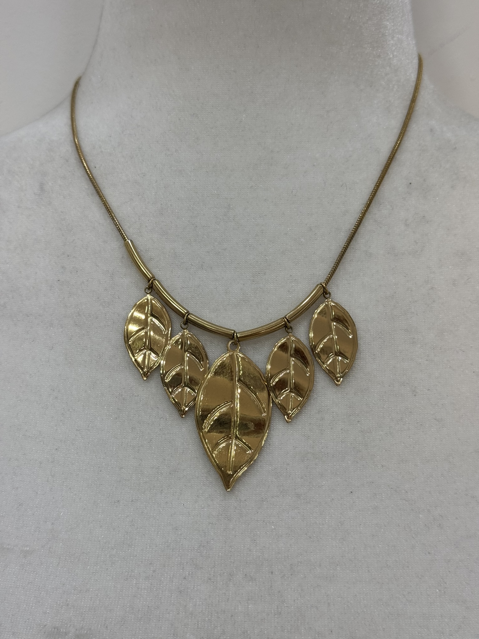 Collar corto Hojas