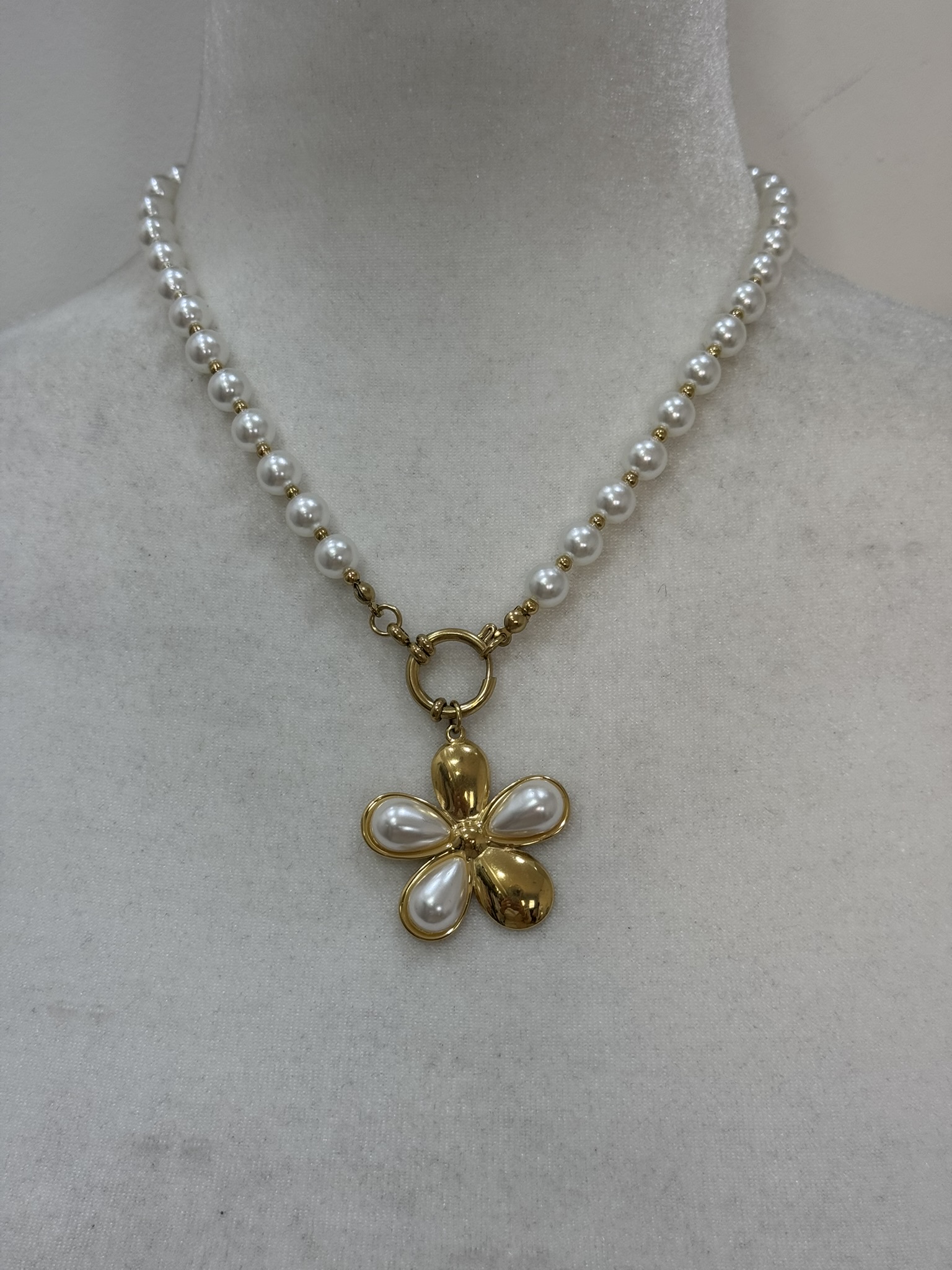 Colar perlas con flor