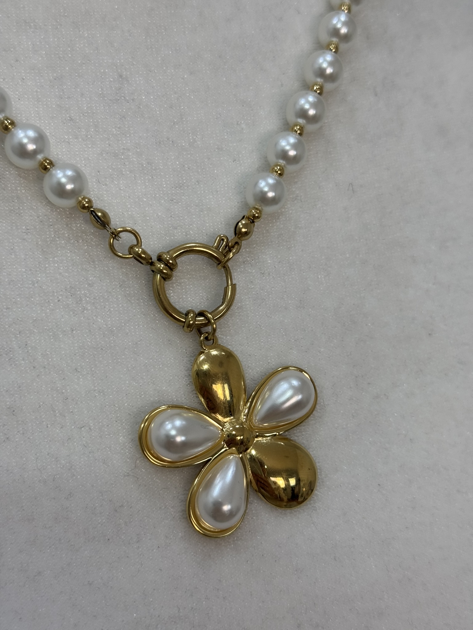 Colar perlas con flor
