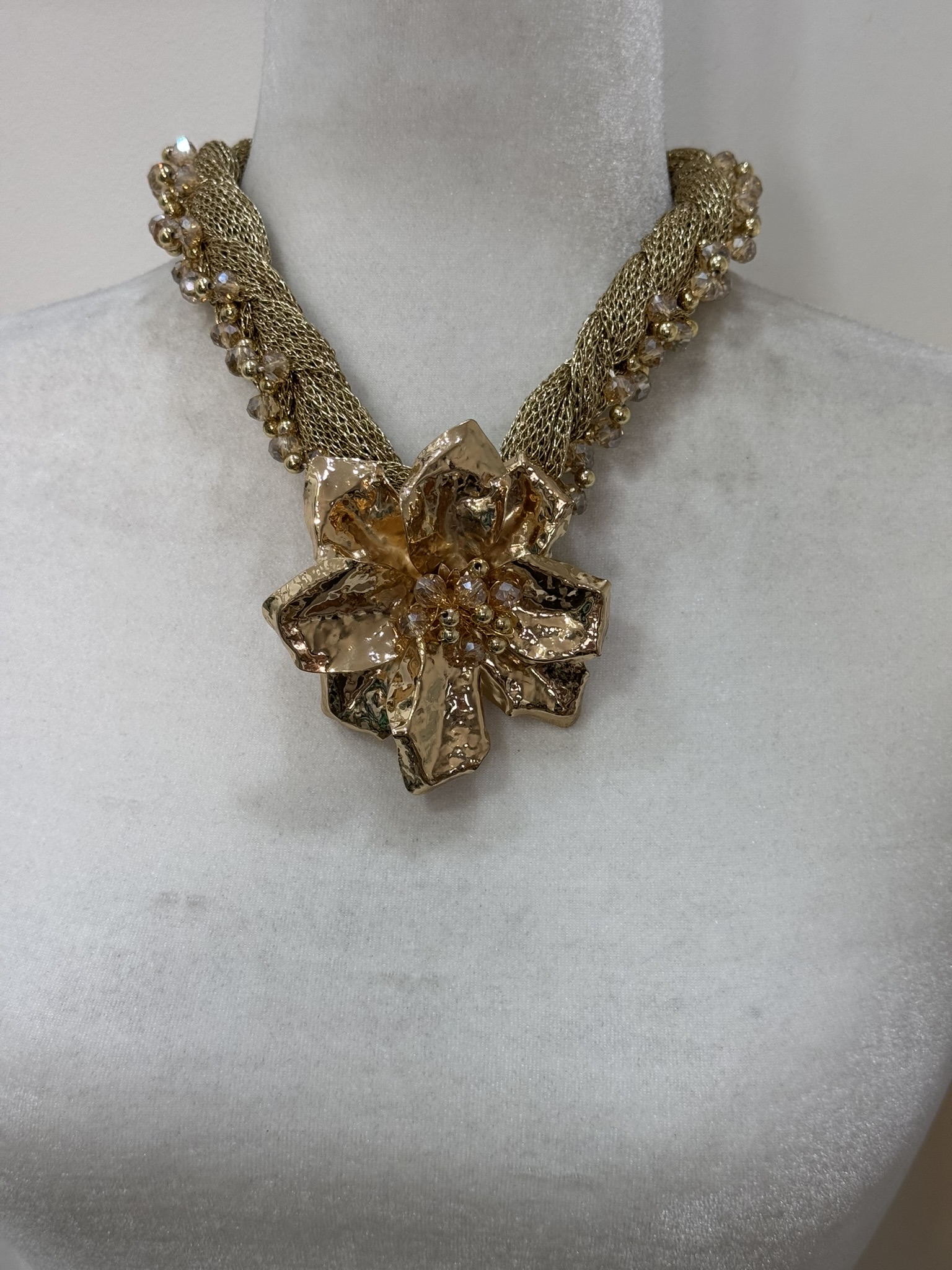 Collar flor dorada
