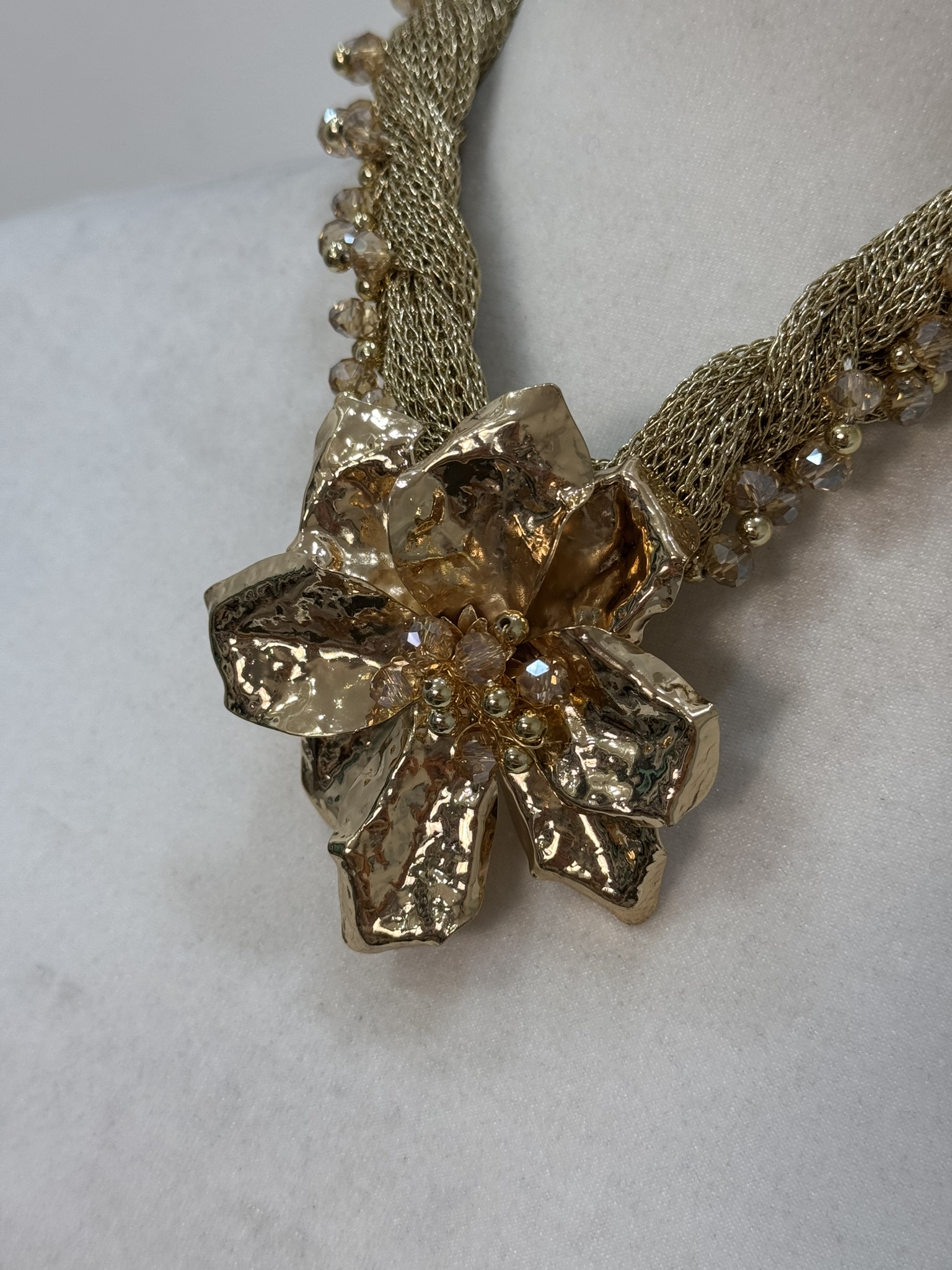 Collar flor dorada