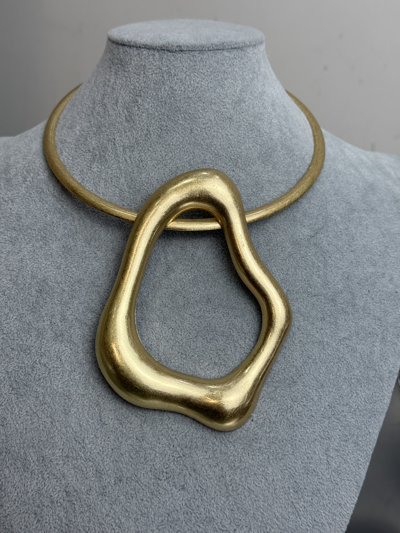 Collar corto abstracto
