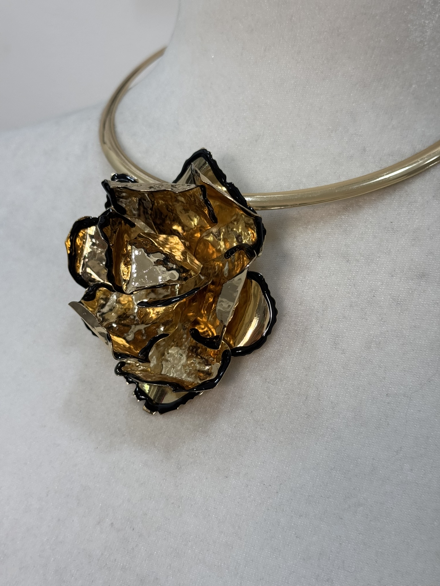 Collar flor dorada borde negro