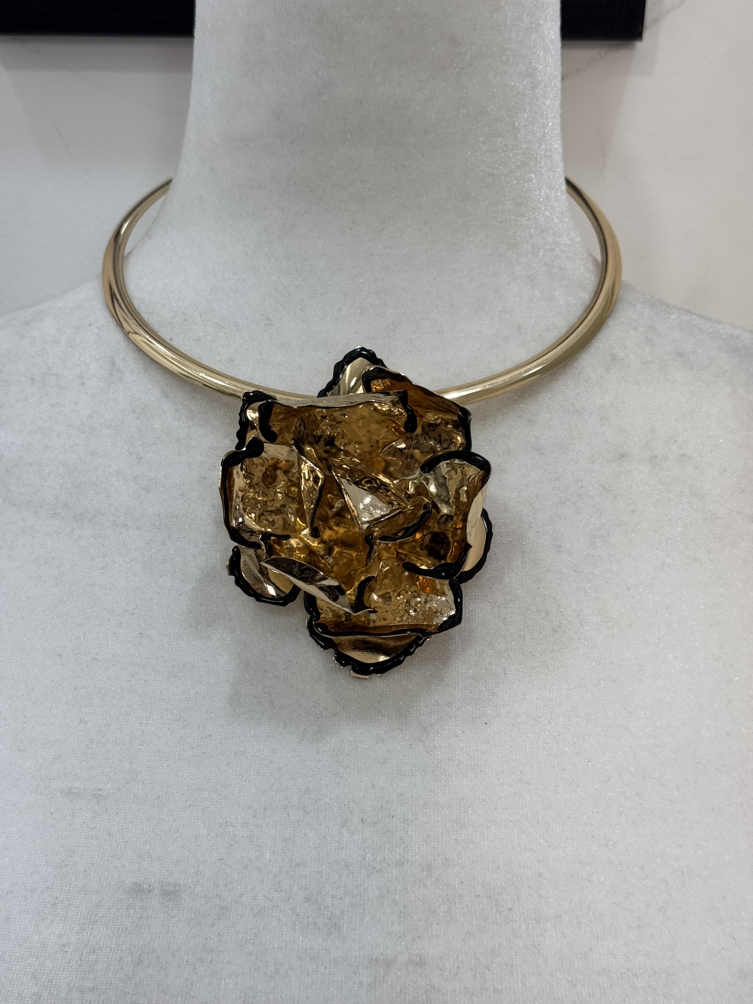 Collar flor dorada borde negro