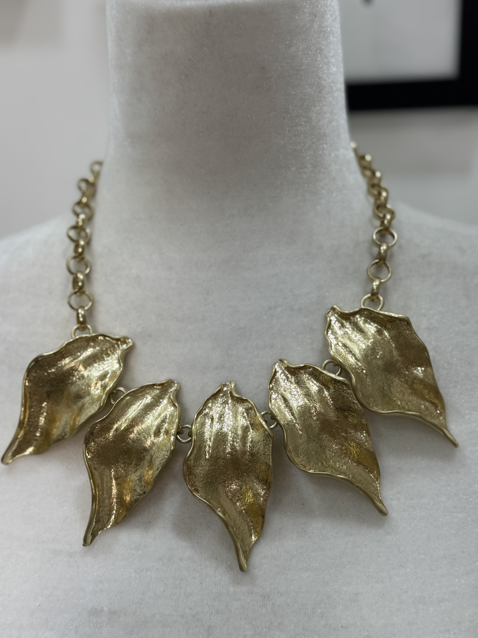 Collar hojas doradas