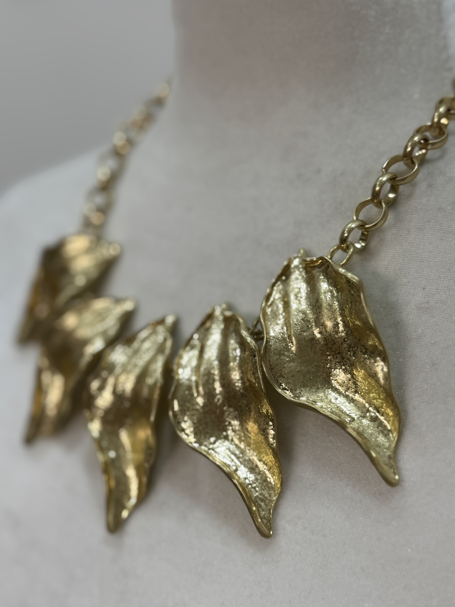 Collar hojas doradas