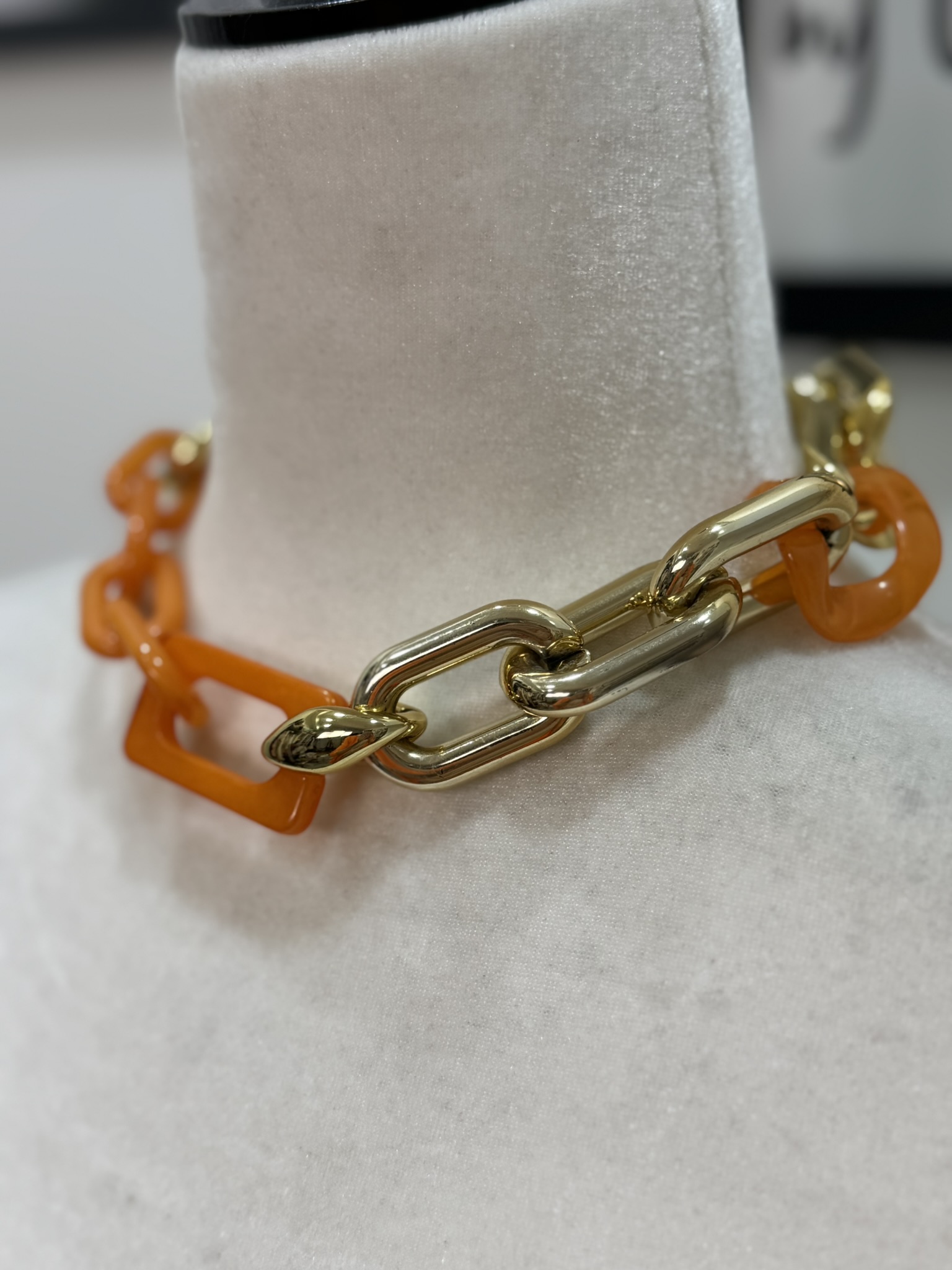 Collar choker naranja-dorado