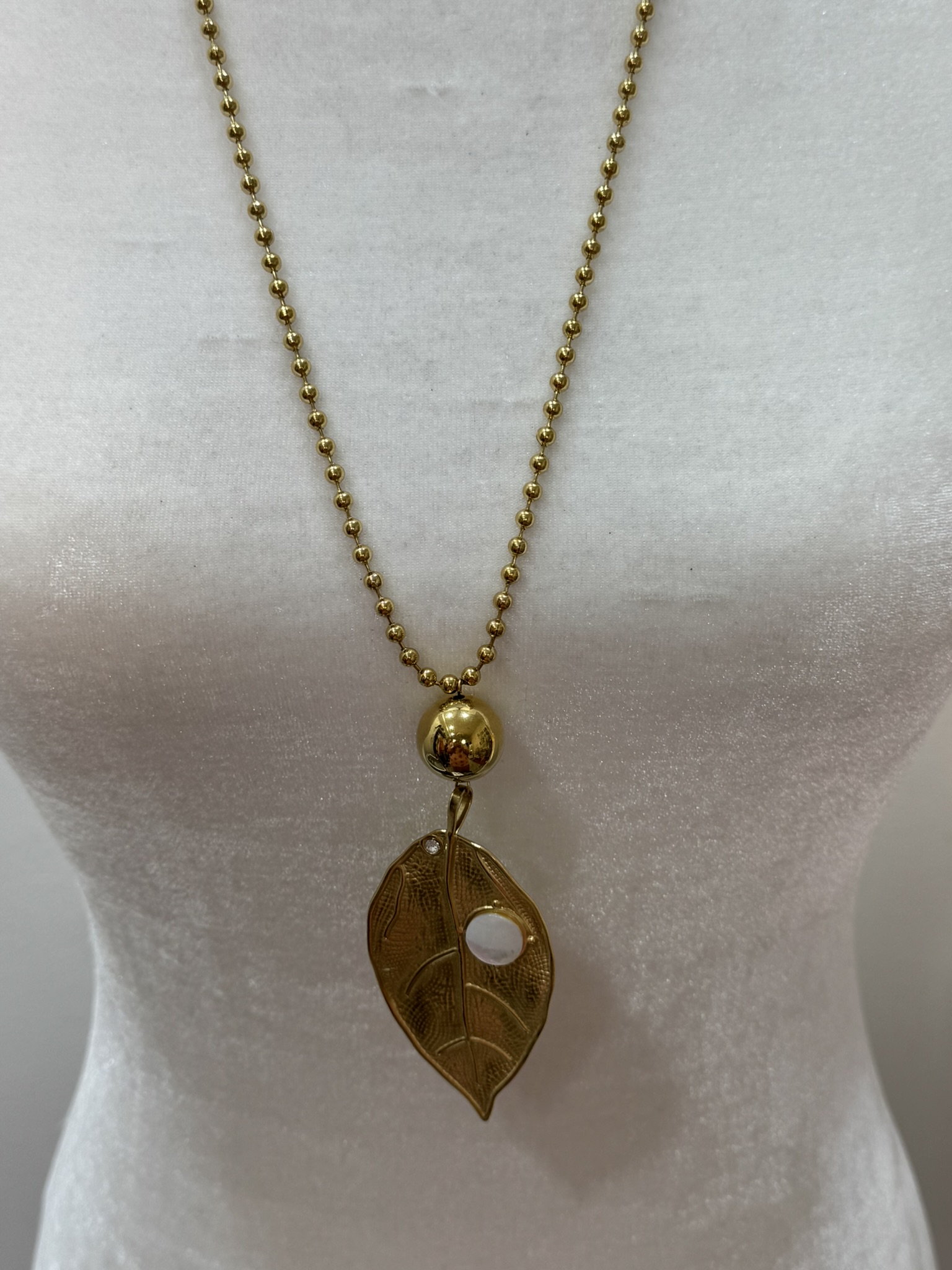 Collar hoja con piedrita