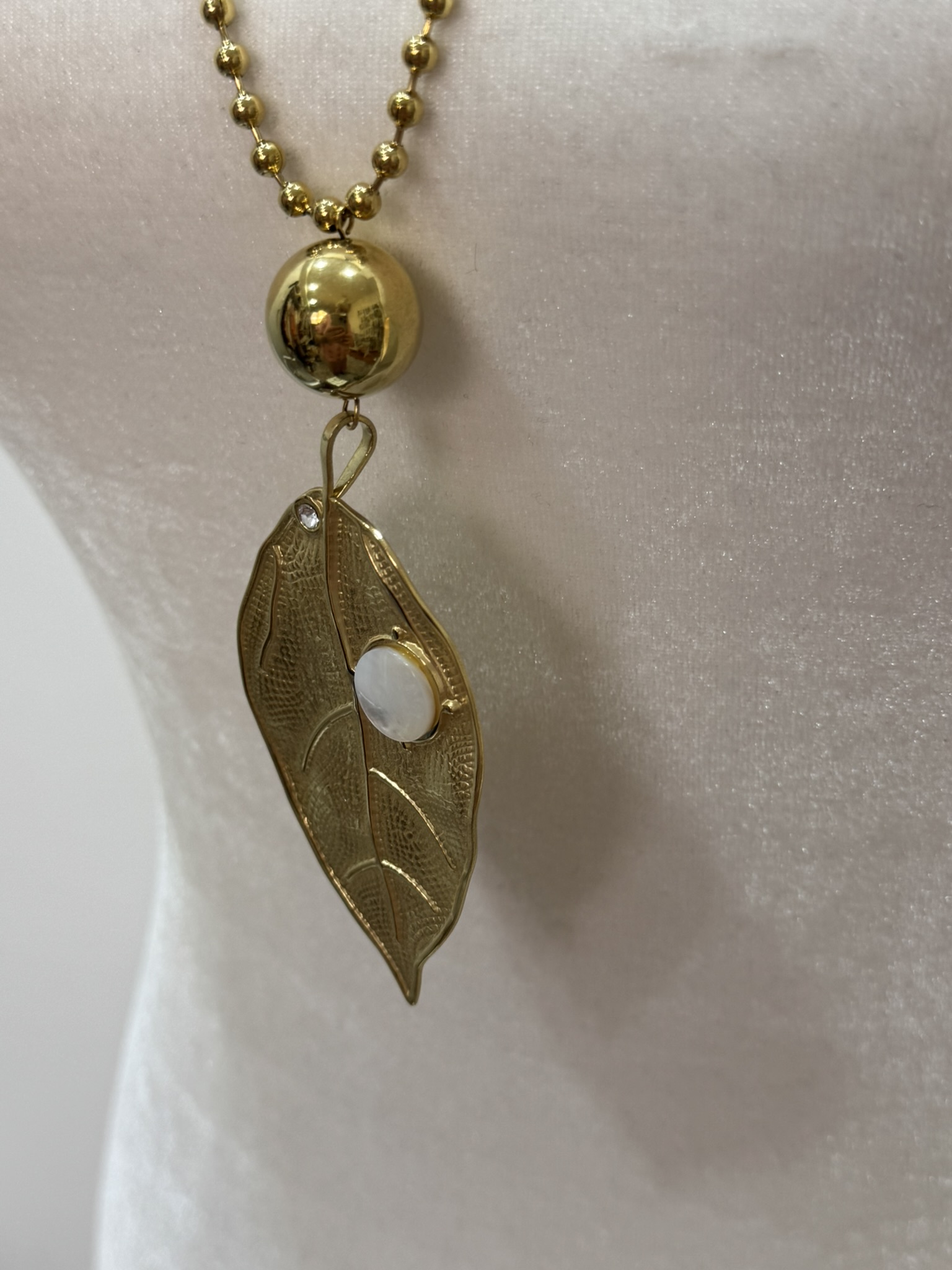 Collar hoja con piedrita