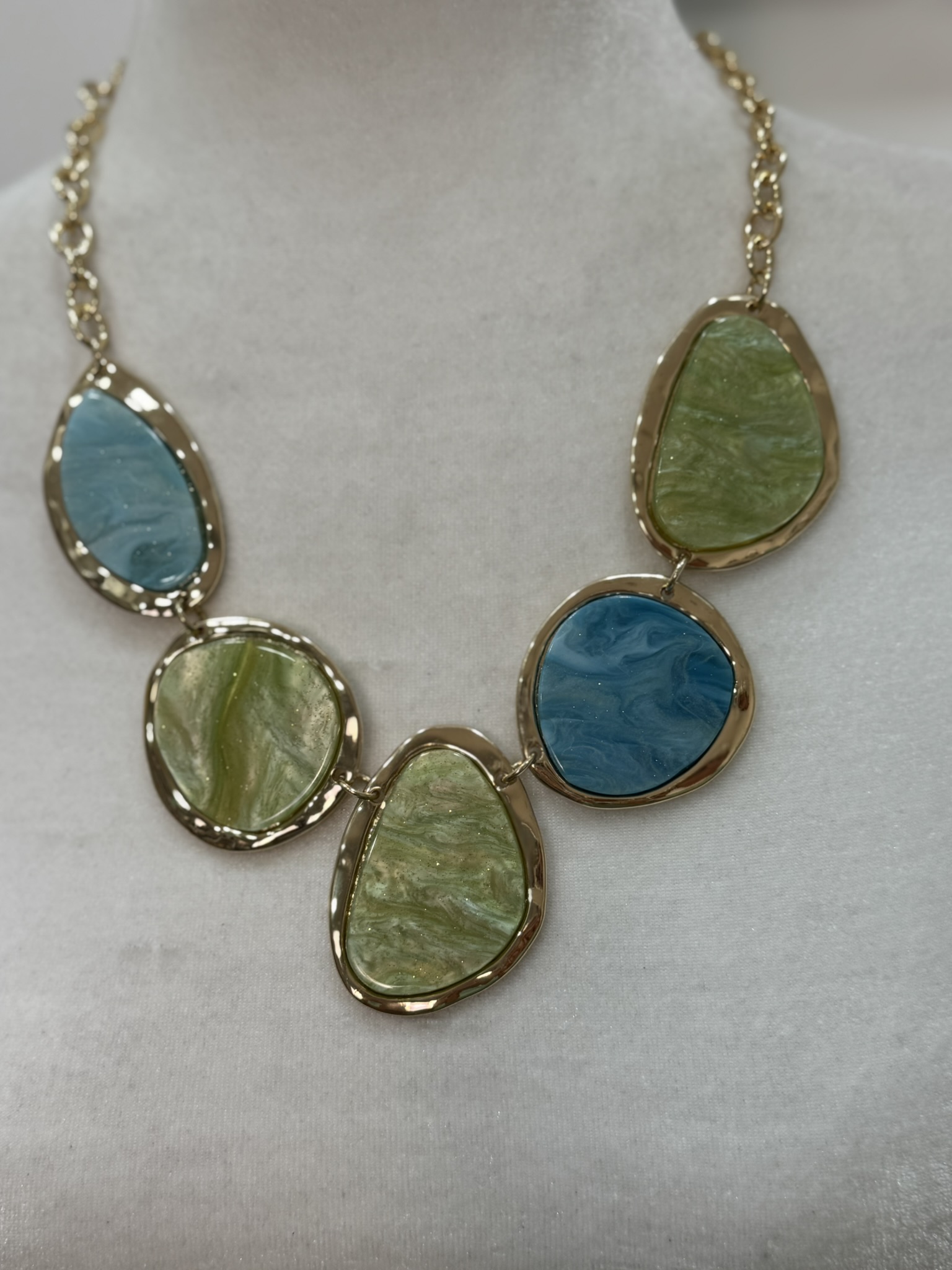 Collar resina verde-azul dorado