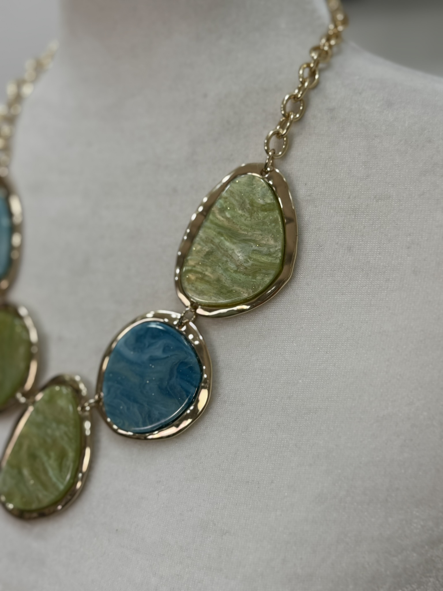 Collar resina verde-azul dorado