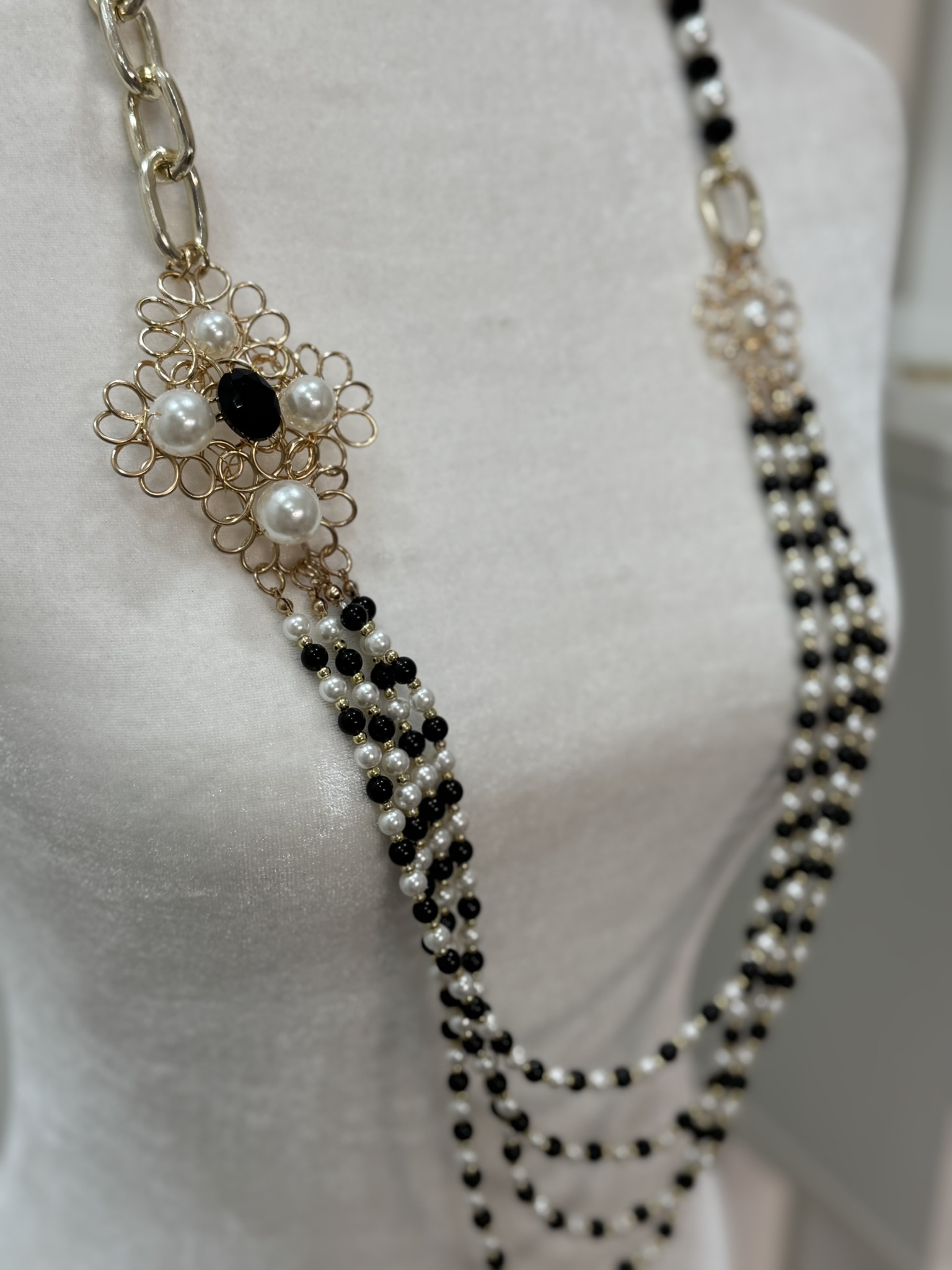 Collar perlas blancas y negras