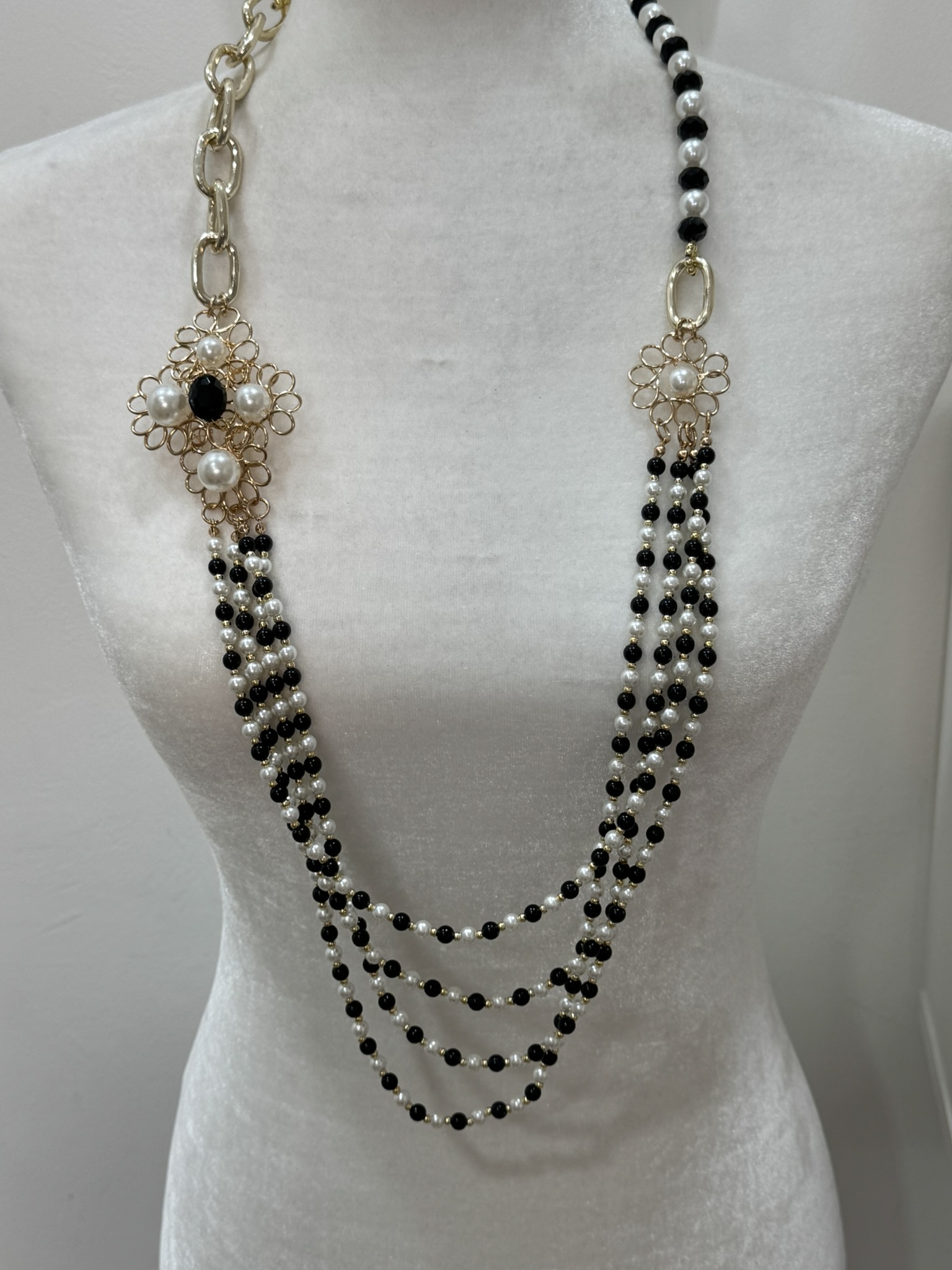 Collar perlas blancas y negras