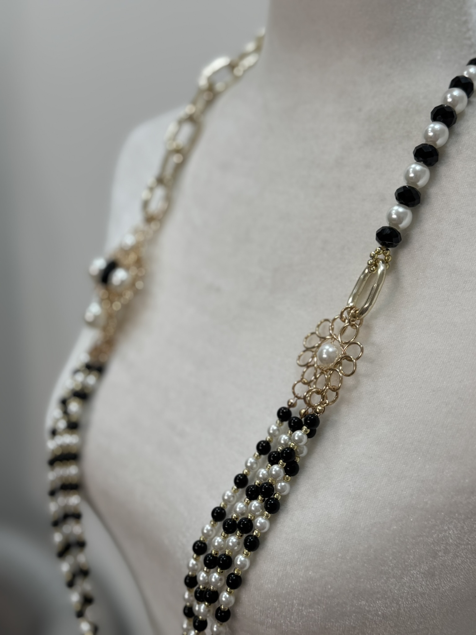 Collar perlas blancas y negras