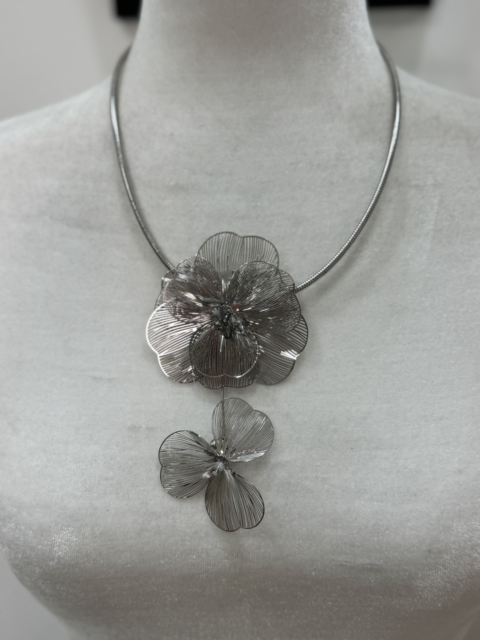 Collar doble flor metálica.