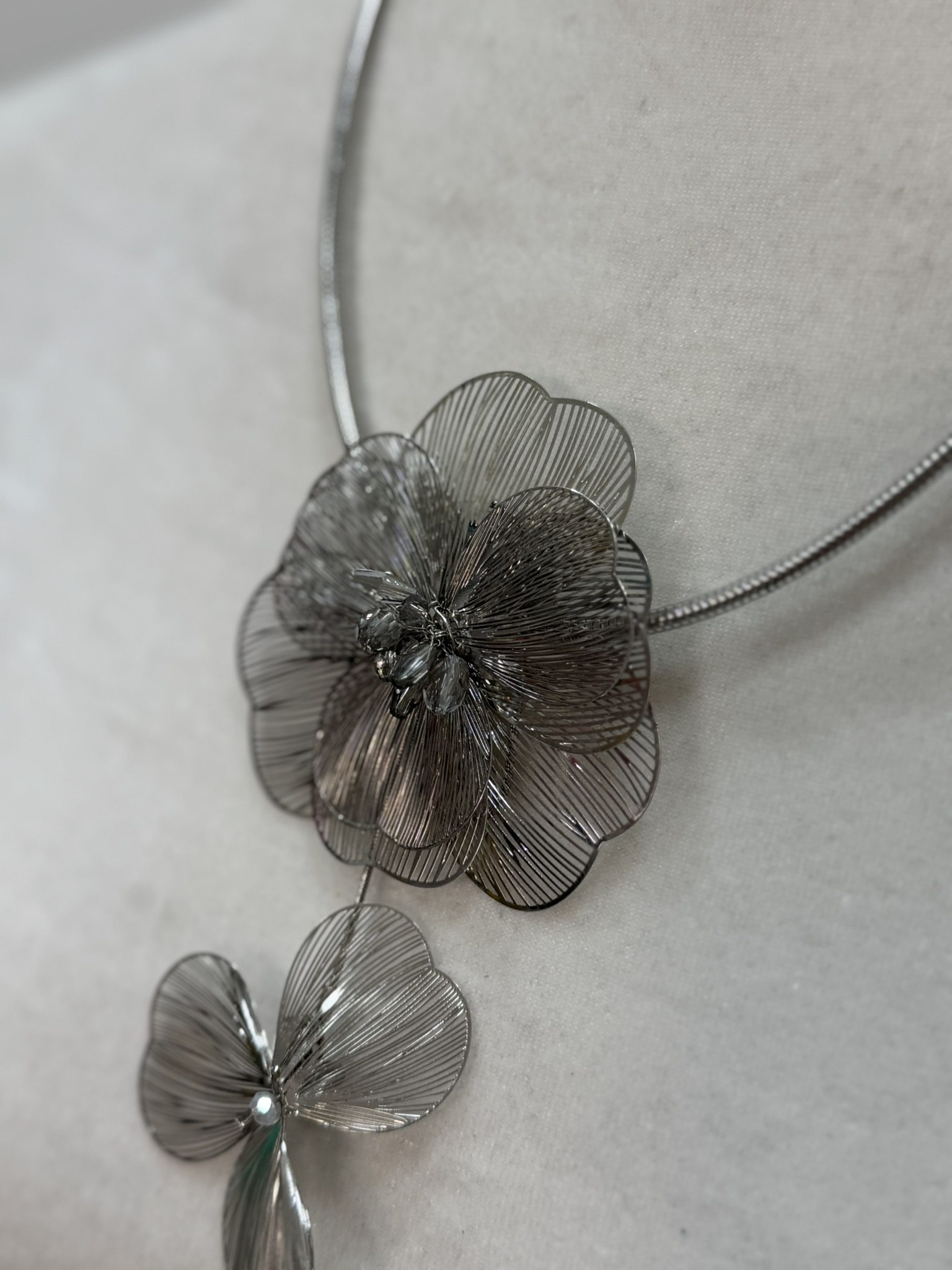 Collar doble flor metálica.