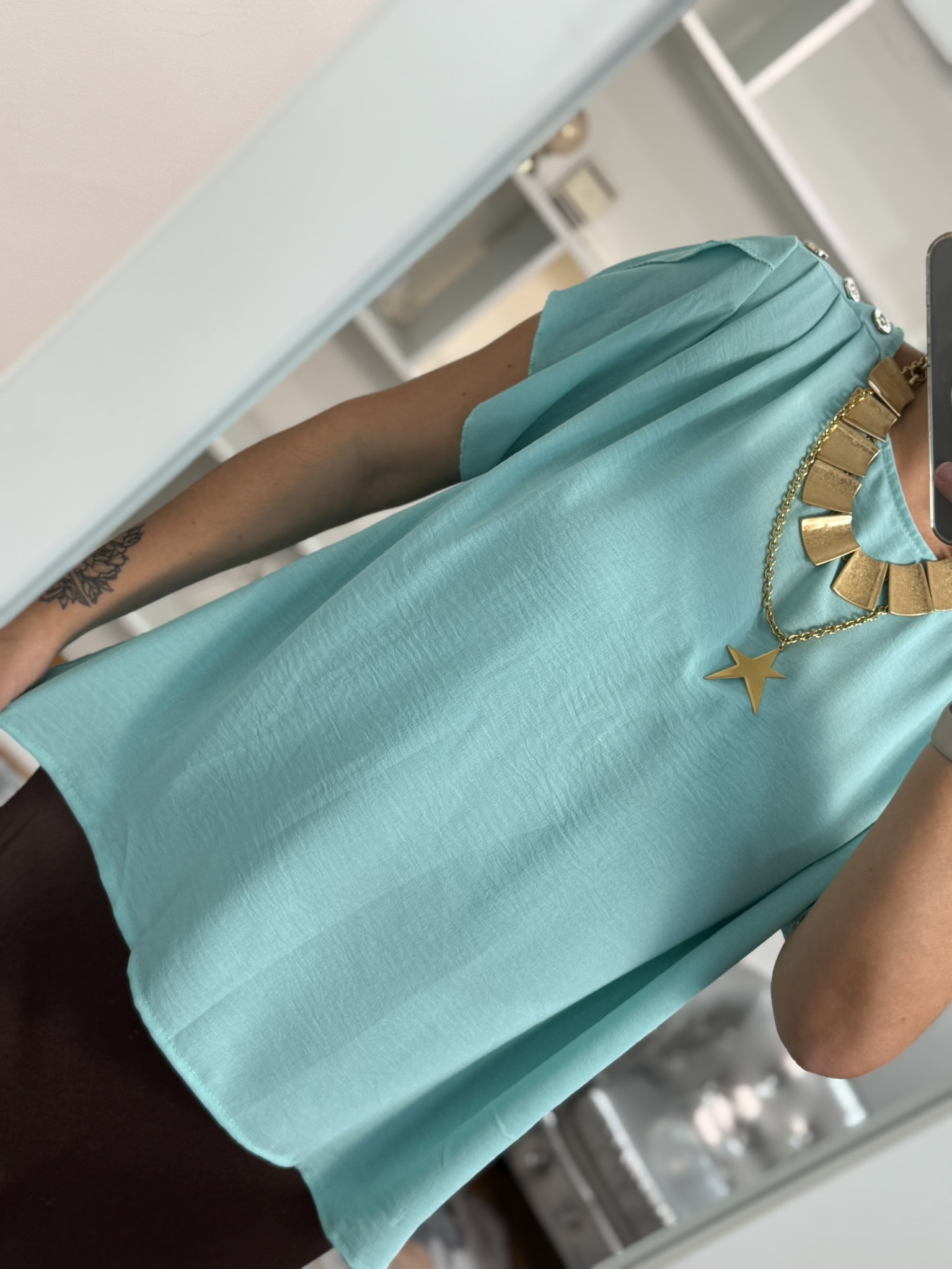 Camisa pliegues y botones hombro