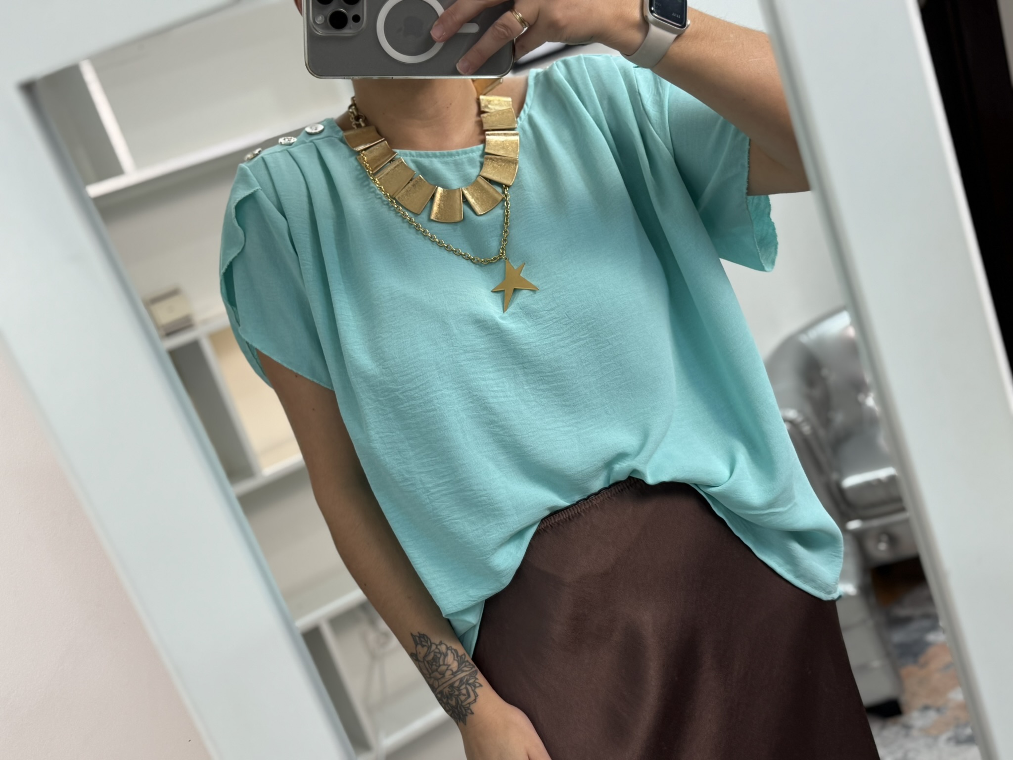 Camisa pliegues y botones hombro