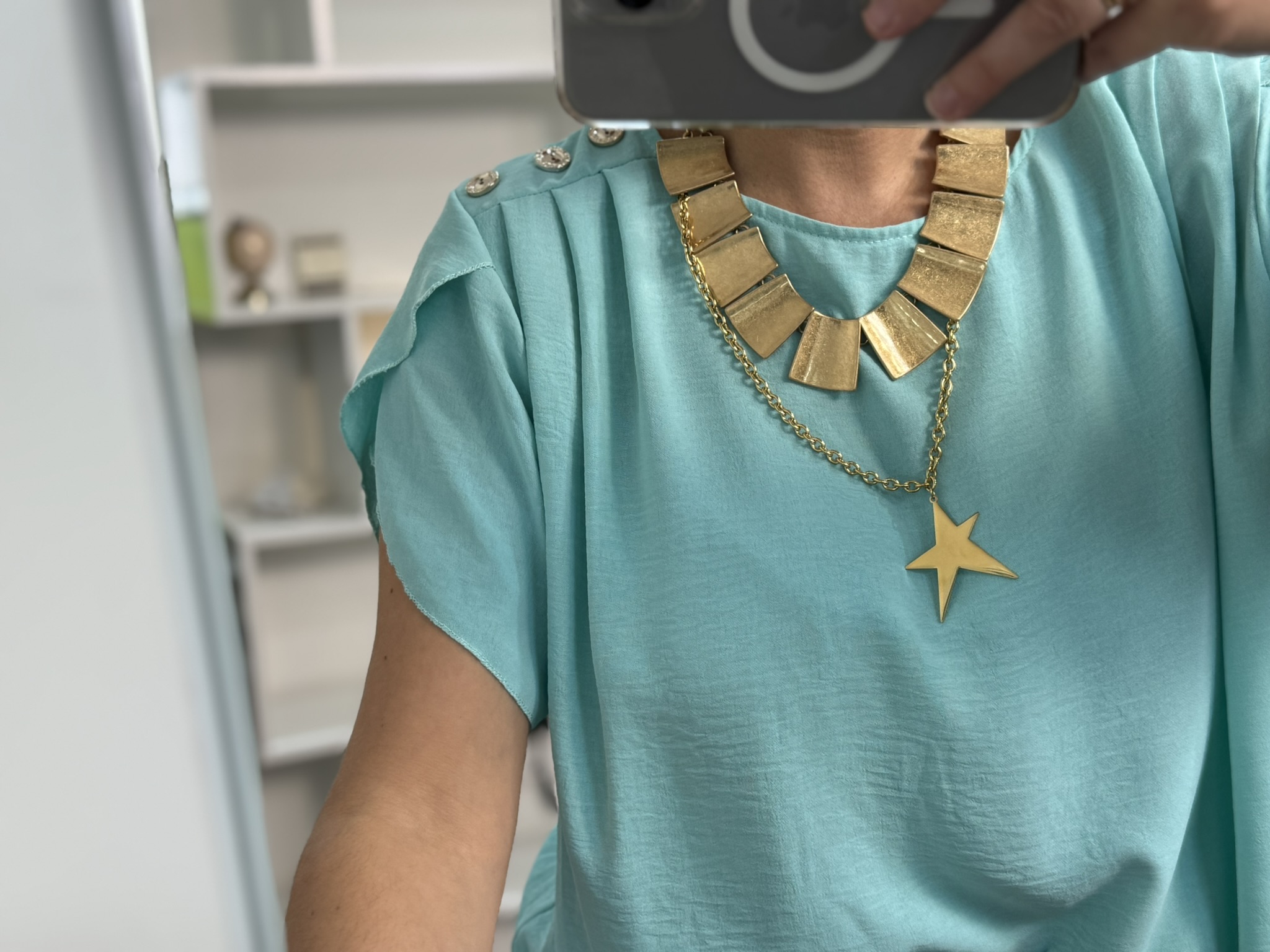 Camisa pliegues y botones hombro