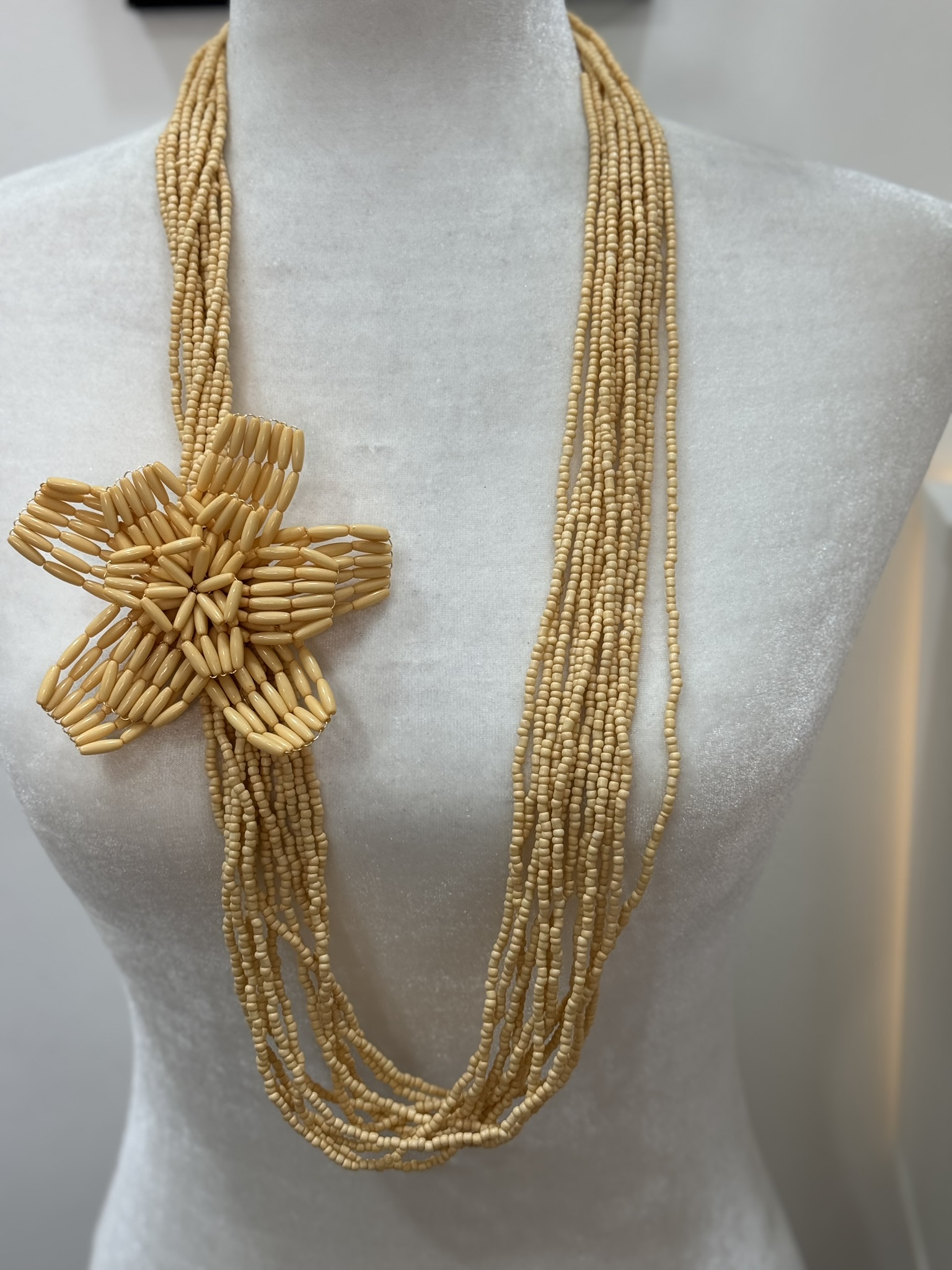 Collar broche flor 