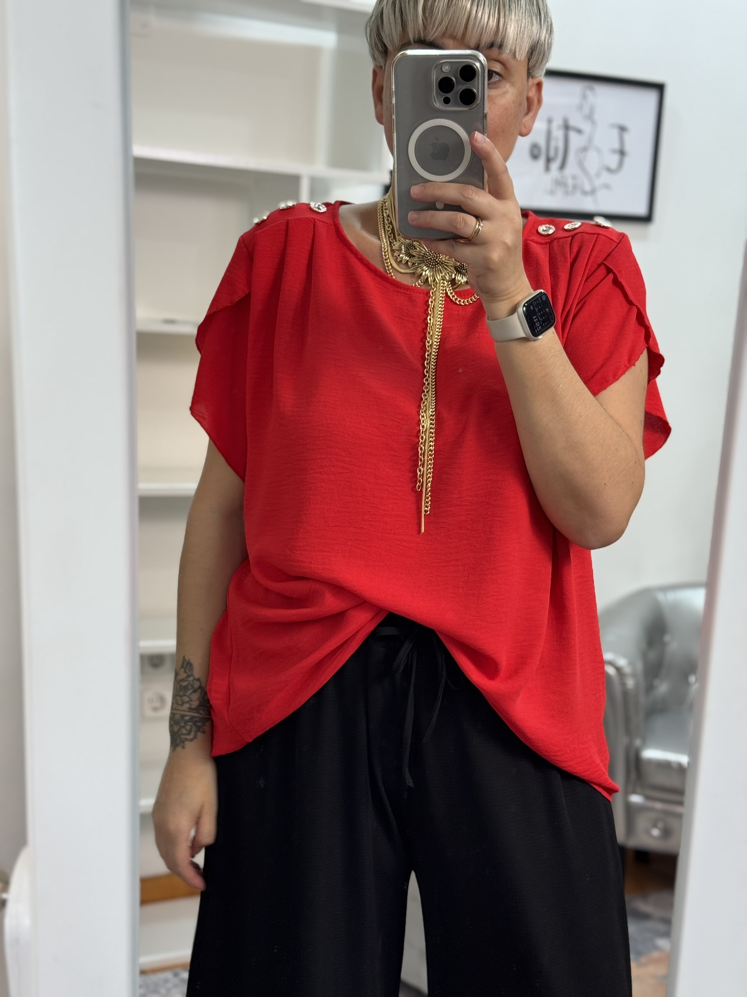 Camisa pliegues y botones hombro