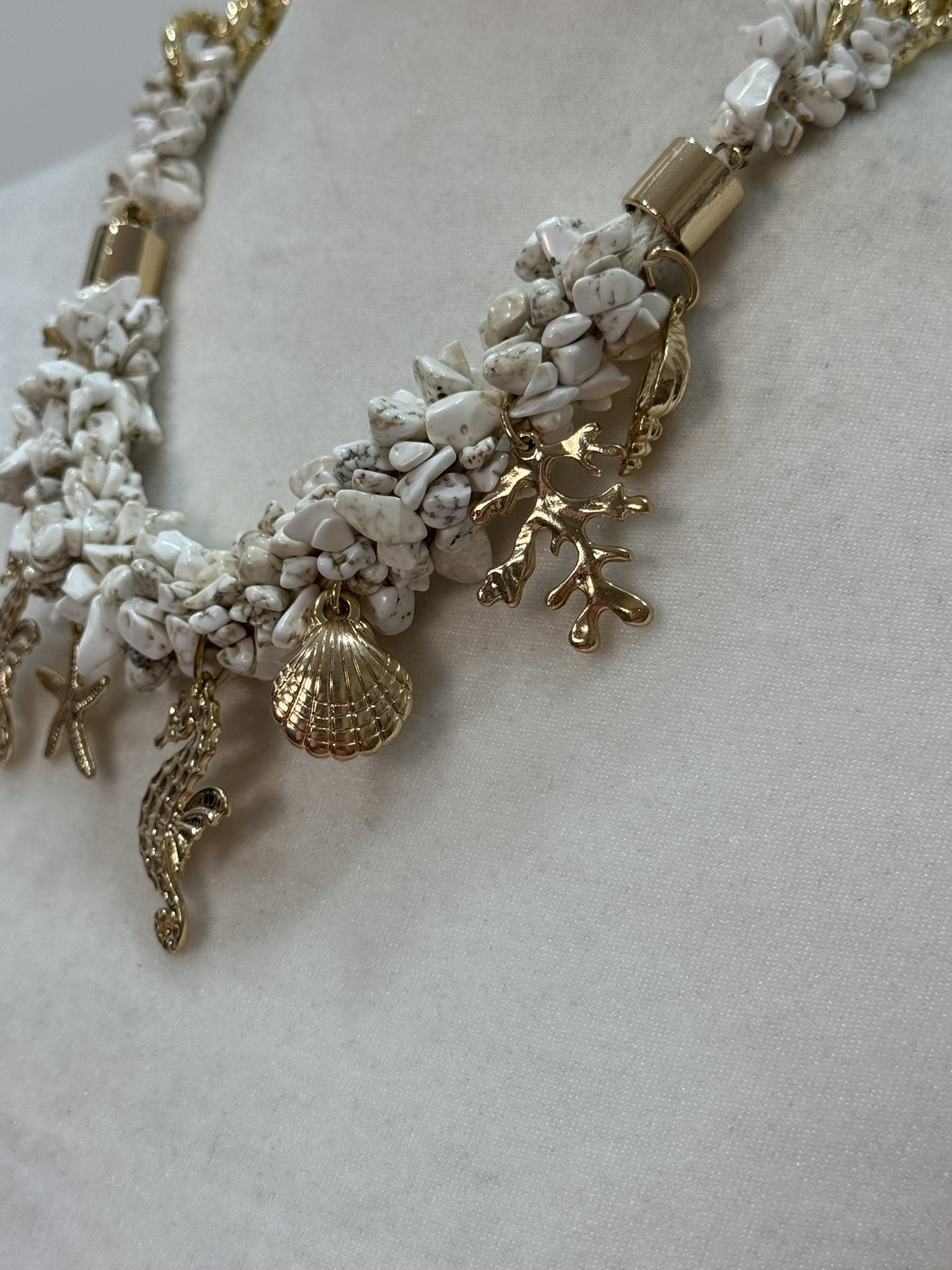 Collar piedras y motivos mar