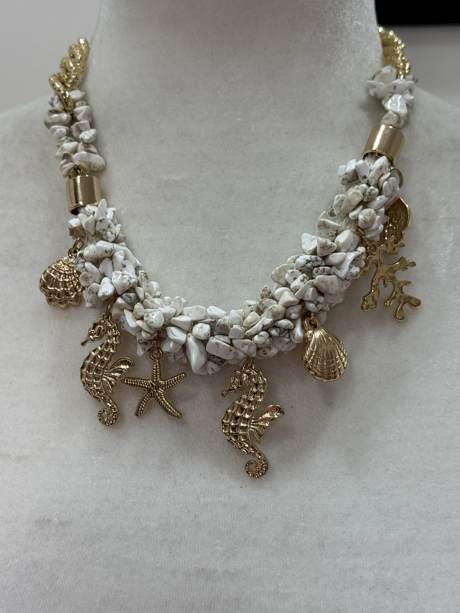Collar piedras y motivos mar