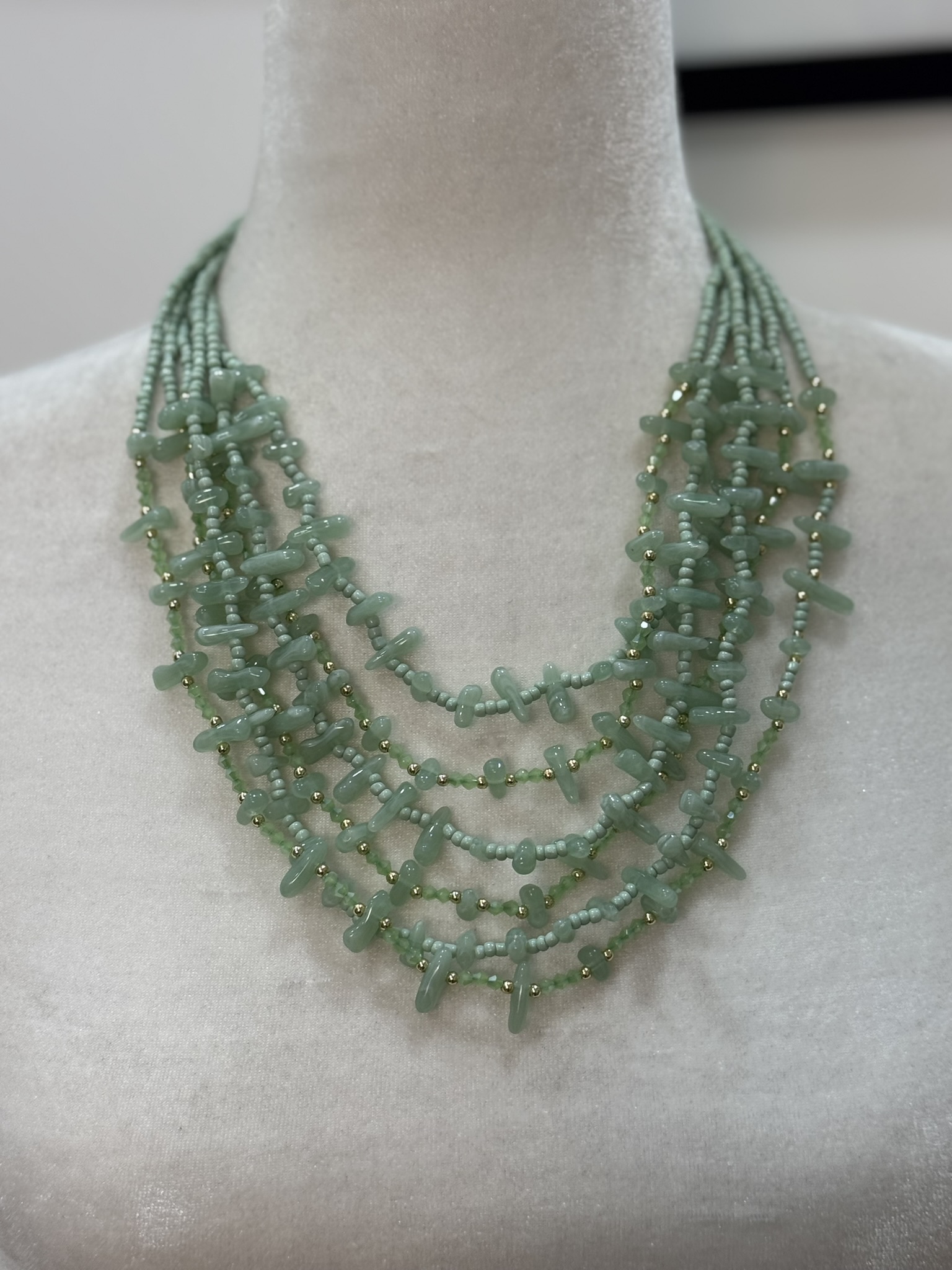 Collar corto pedrería