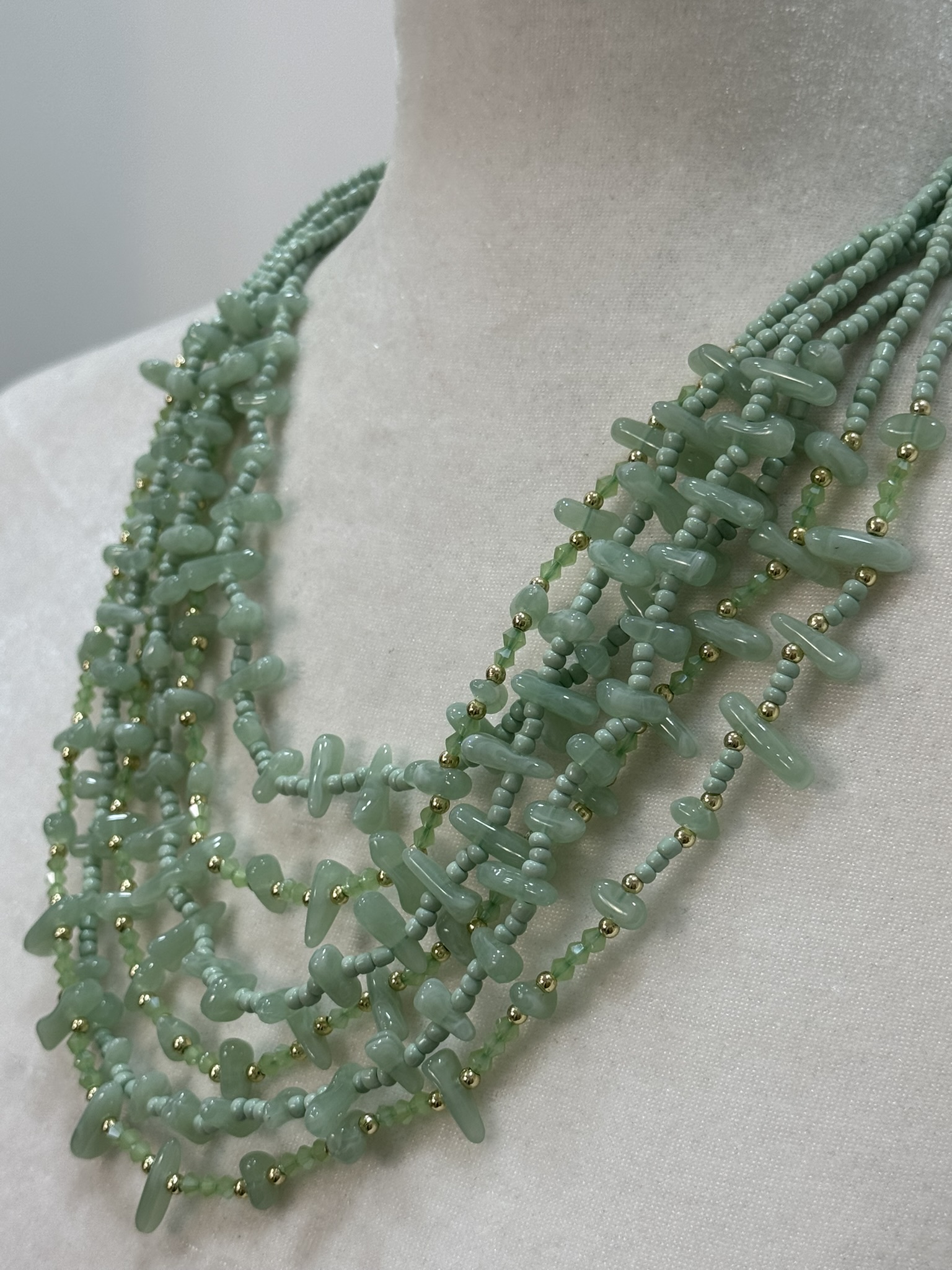 Collar corto pedrería
