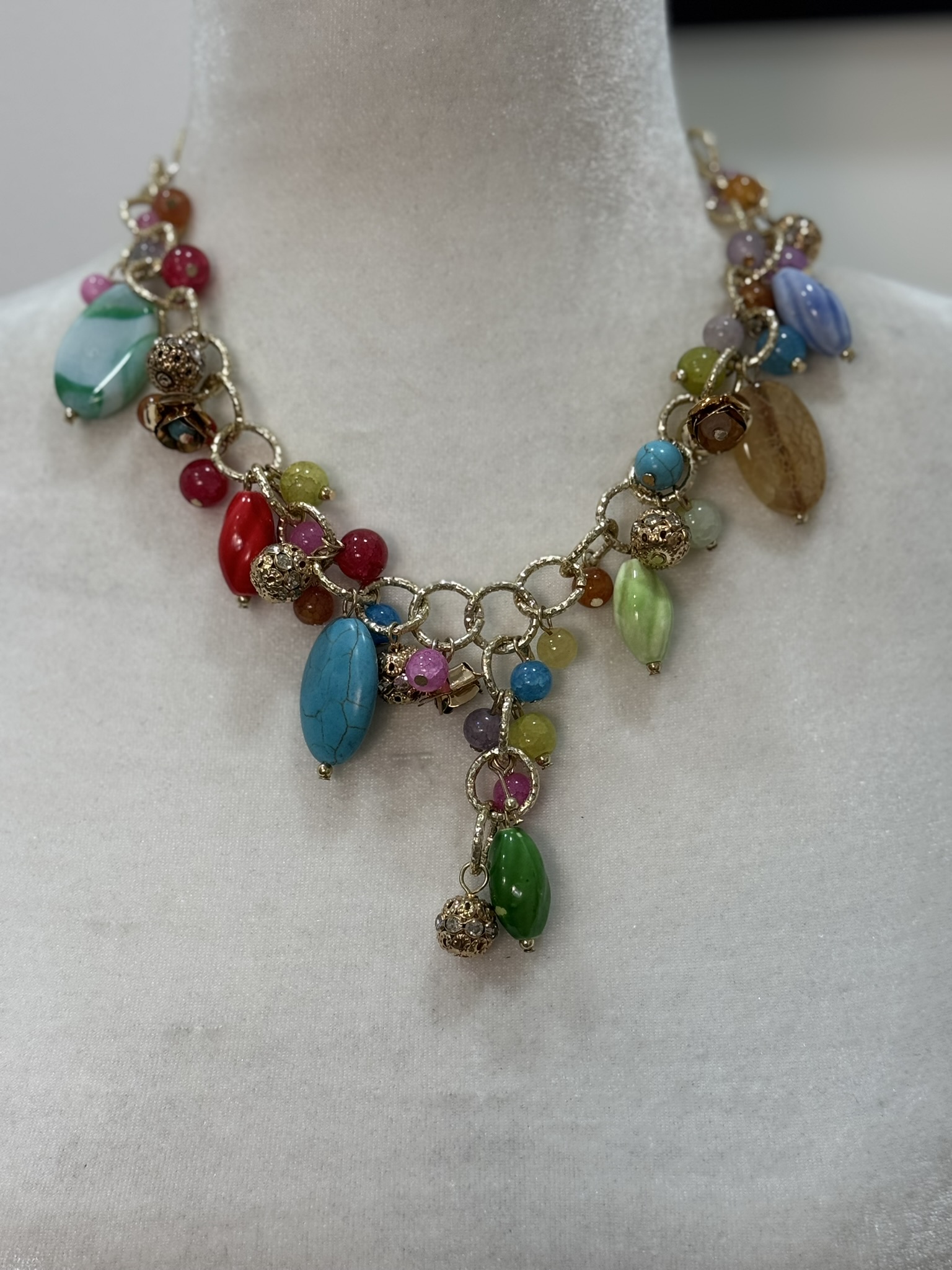 Colla multicolor piedras