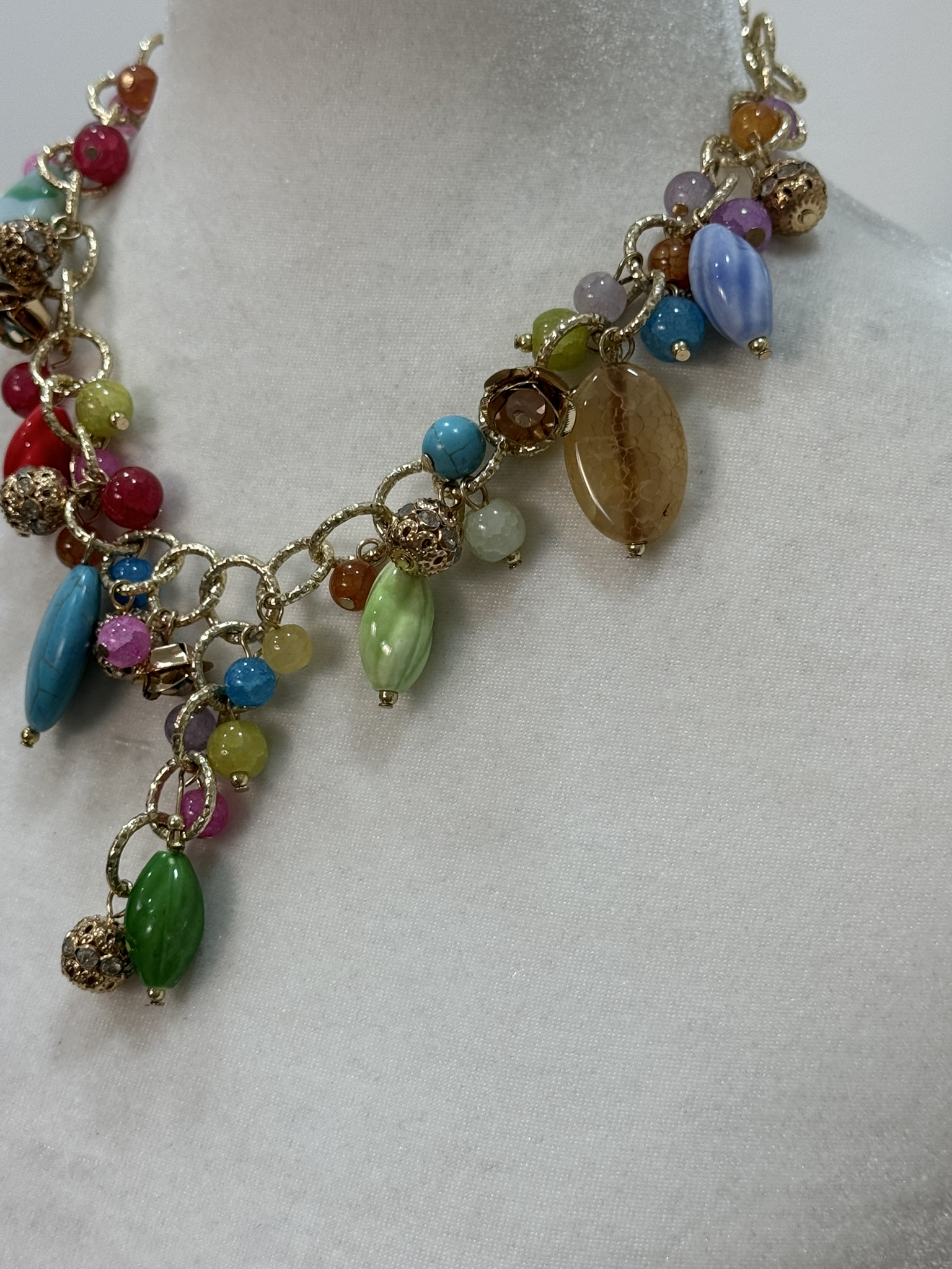 Colla multicolor piedras